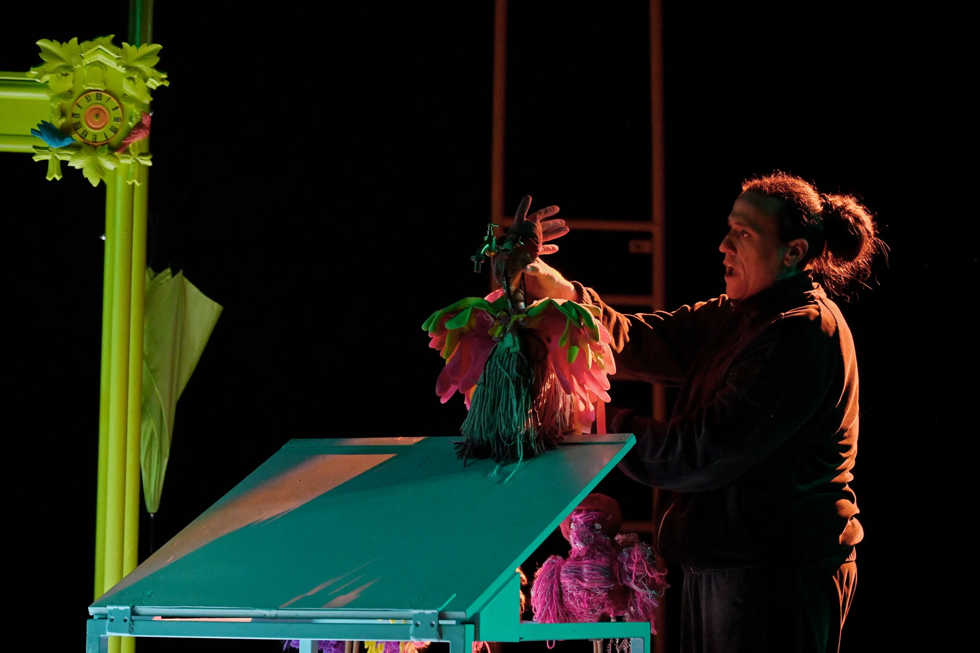 Findus et le coq dans le poulailler (c) Jochen Klenk / Th&eacute;&acirc;tre de Heilbronn  (Bild vergr&ouml;&szlig;ern)