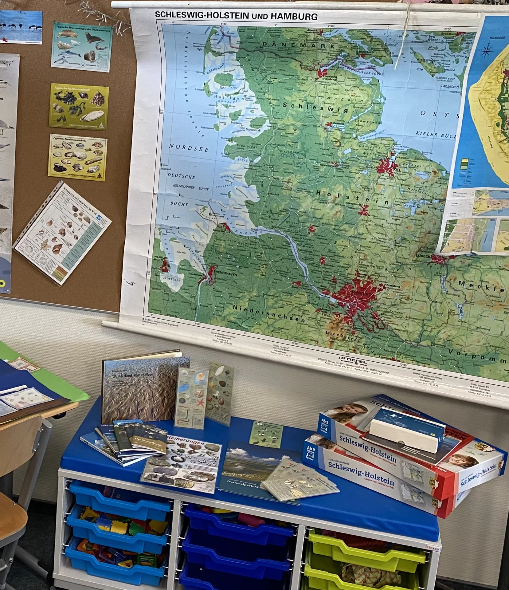 Die 3. Klasse bereitet sich im Sachunterricht auf ihre Klassenfahrt nach Amrum vor &ndash; mit Kartenmaterial und spannenden B&uuml;chern zur Insel. 