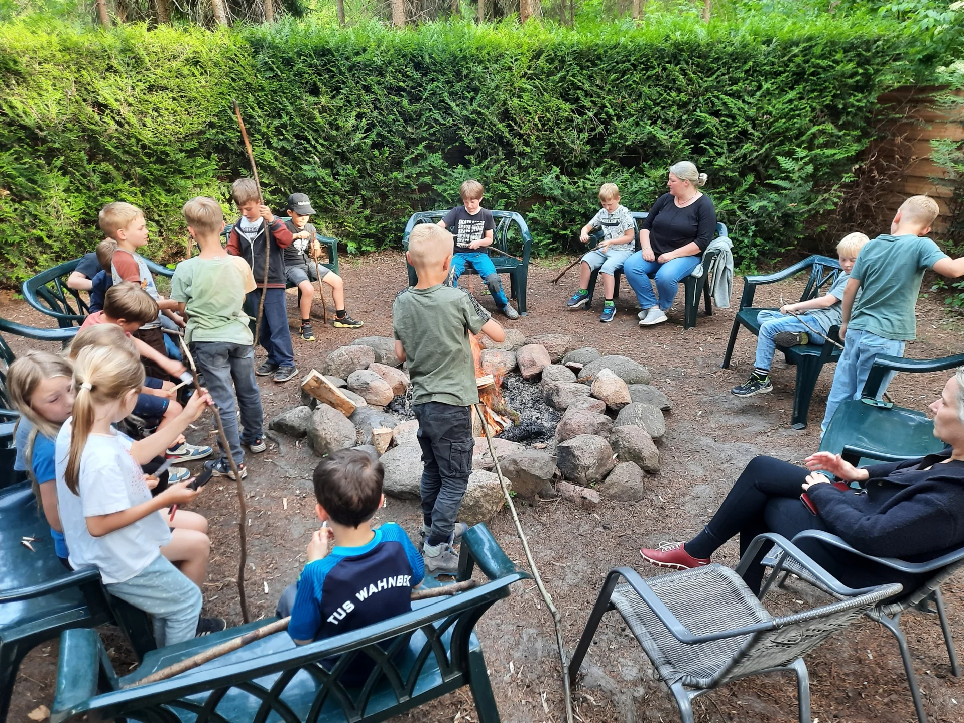 Lagerfeuer mit Stockbrot  (Bild vergr&ouml;&szlig;ern)