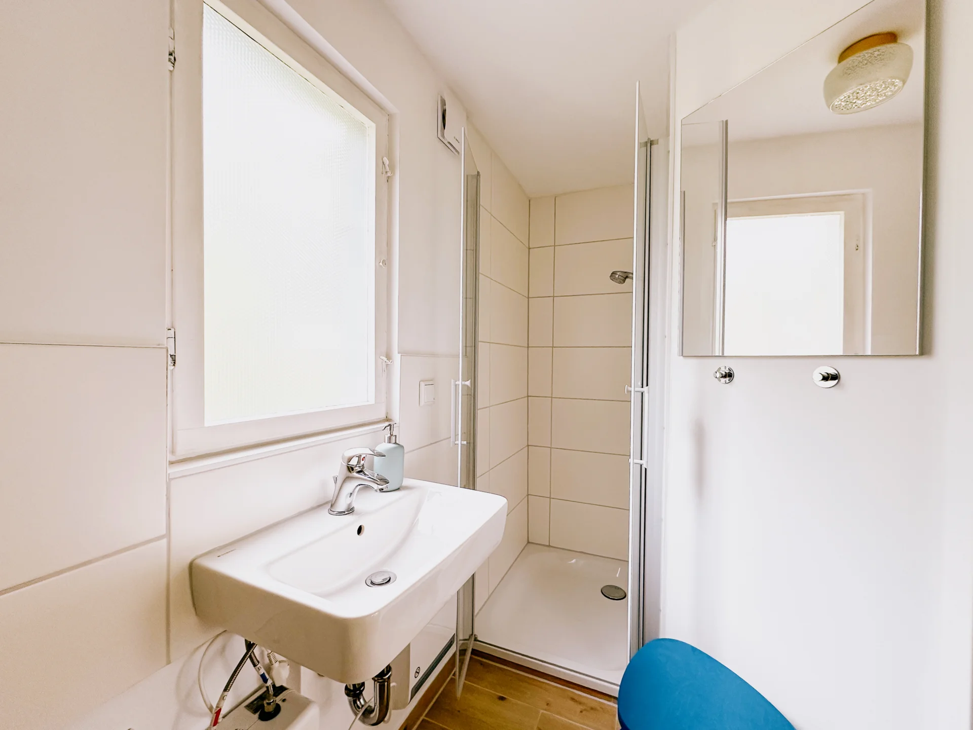 Bild: wurlsee-camping-lychen-campinghütte 4-bad-waschbecken-dusche
