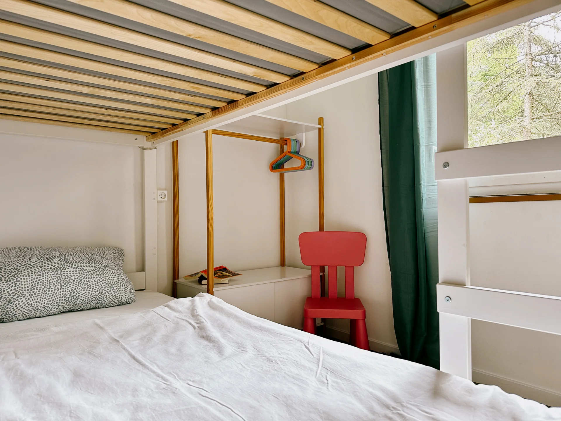 Bild: wurlsee-camping-lychen-campinghütte 4-kinderzimmer-etagenbett
