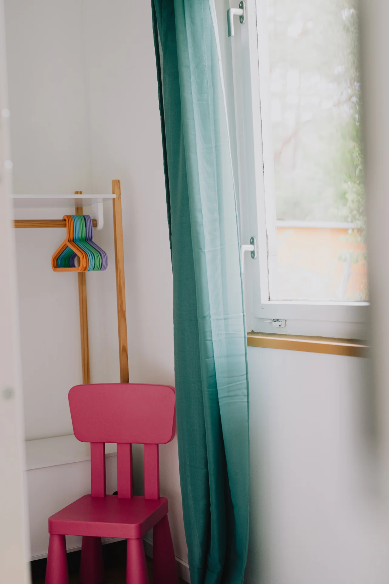 Bild: wurlsee-camping-lychen-campinghütte 4-kinderzimmer-vorhang mit verdunklungsrollo