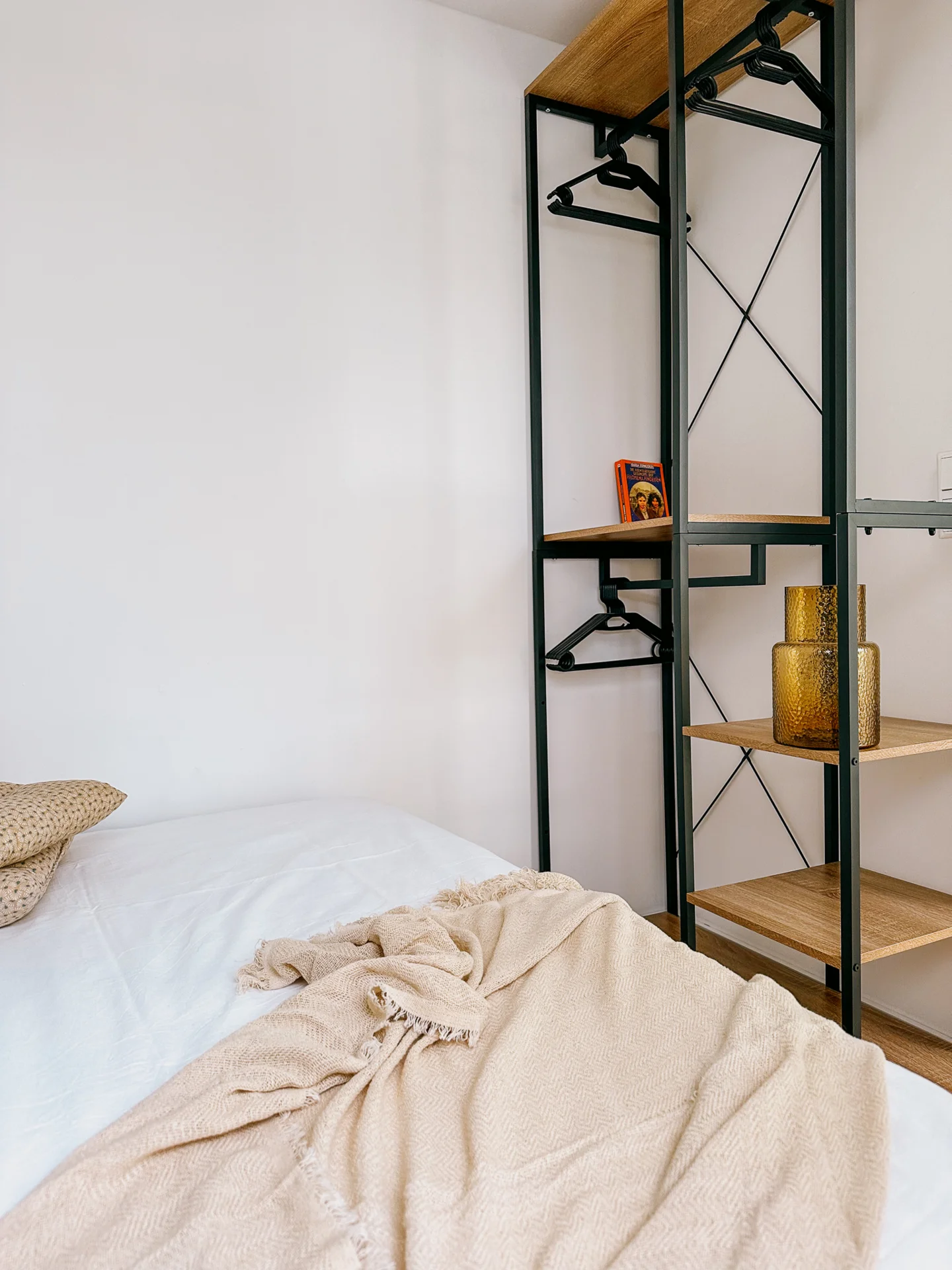 Bild: wurlsee-camping-lychen-campinghütte 4-schlafzimmer-kleiderschrank