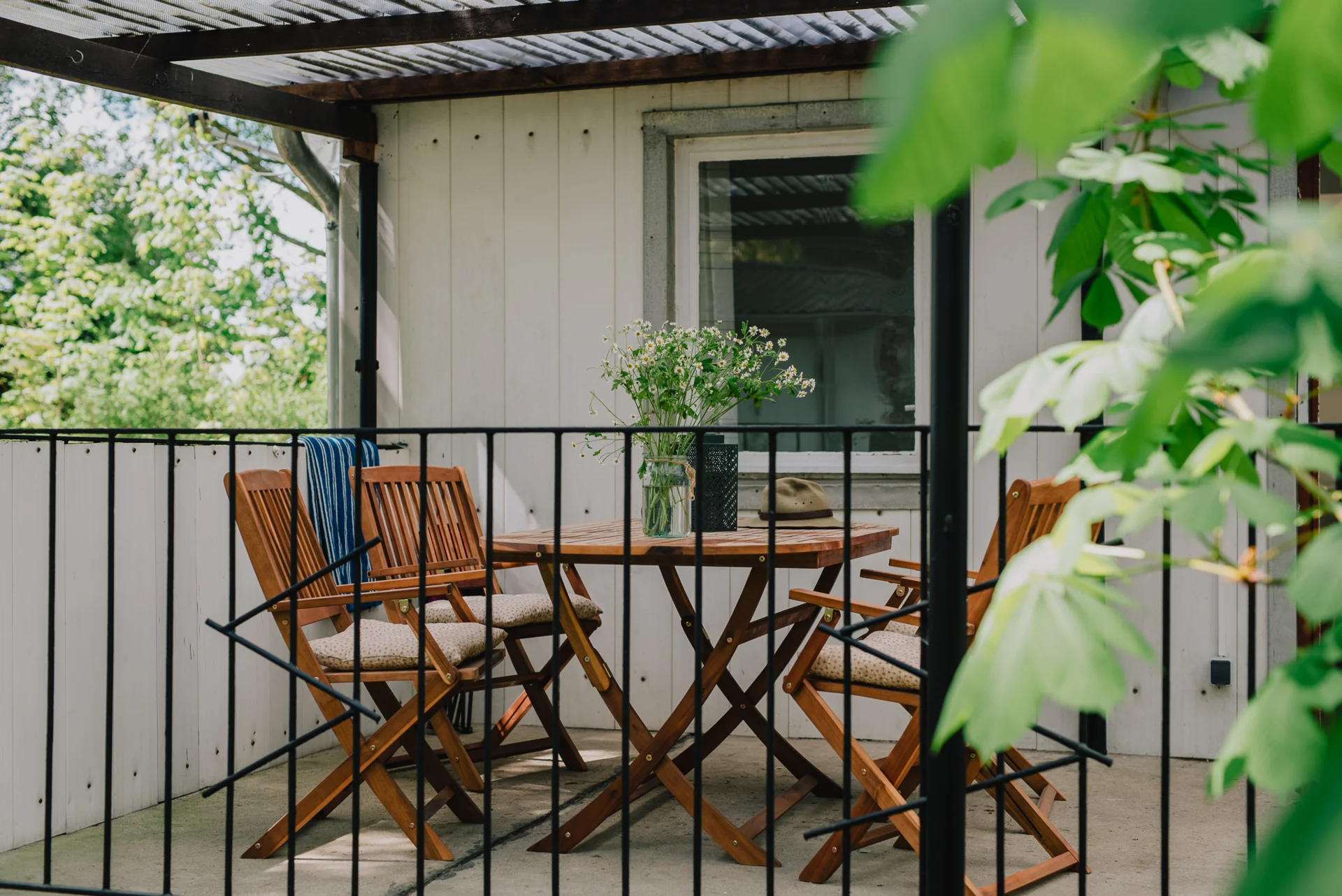 Bild: wurlsee-camping-lychen-campinghütte 4-terrasse-esstisch-überdacht