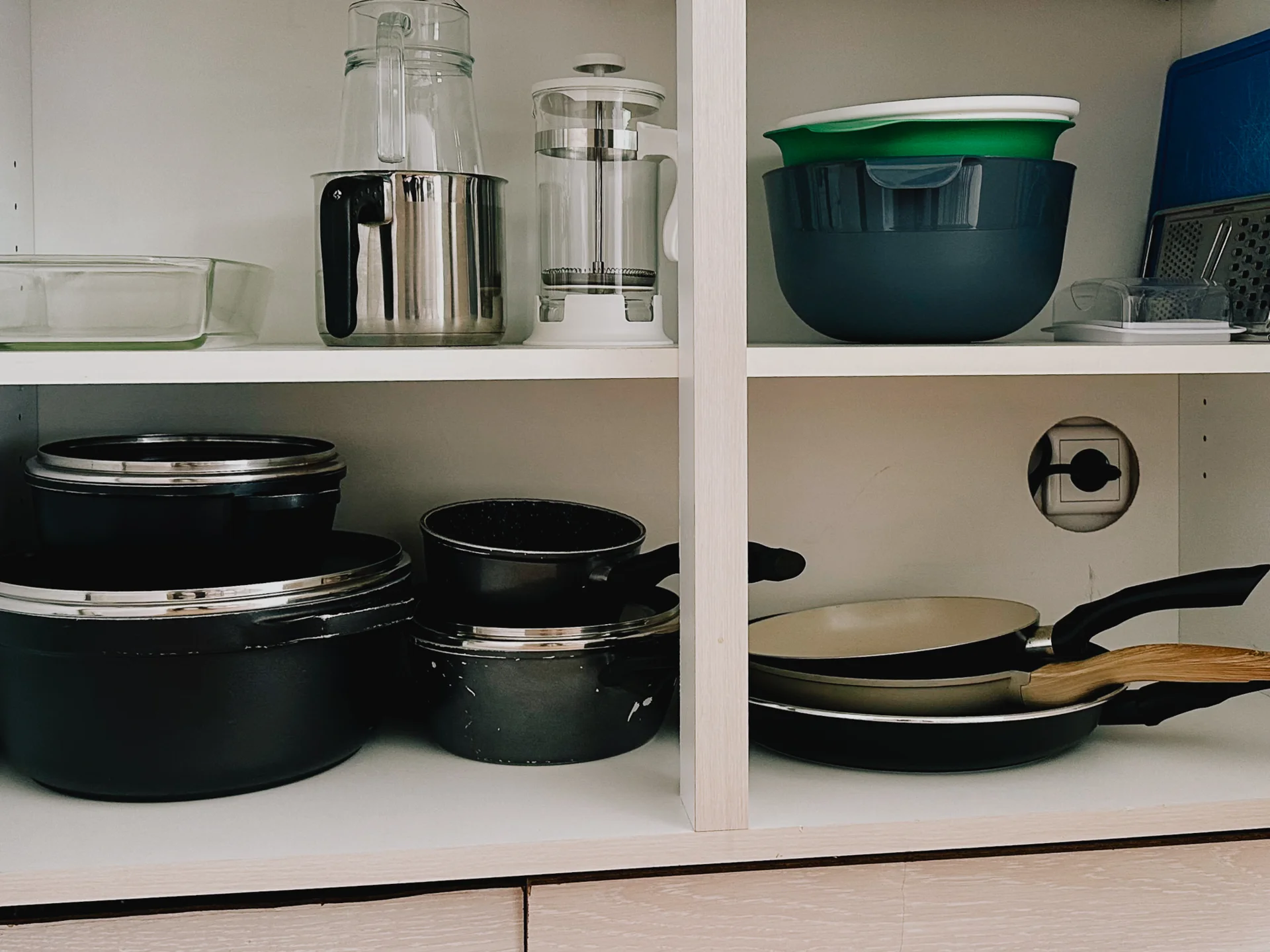 Bild: wurlsee-camping-lychen-campinghütte 4-wohnküche-töpfe-pfannen-kaffeepresse-kanne-schüsseln