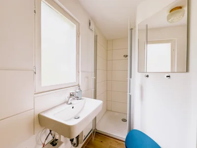 Vorschaubild: wurlsee-camping-lychen-campinghütte 4-bad-waschbecken-dusche