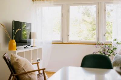 Vorschaubild: wurlsee-camping-lychen-campinghütte 4-wohnküche-esstisch-sessel-tv