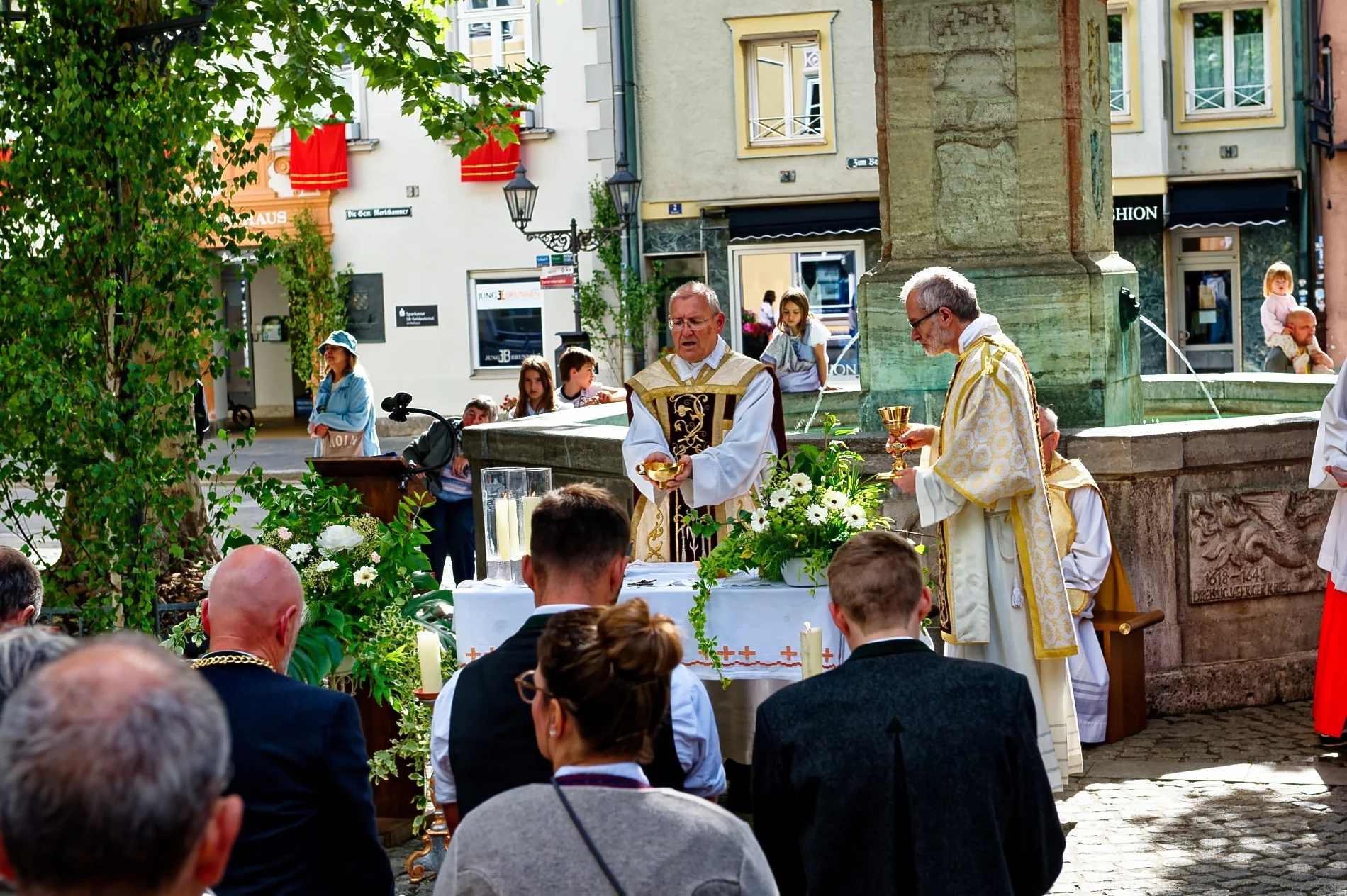 ... auf dem Marienplatz vor der Kirche 