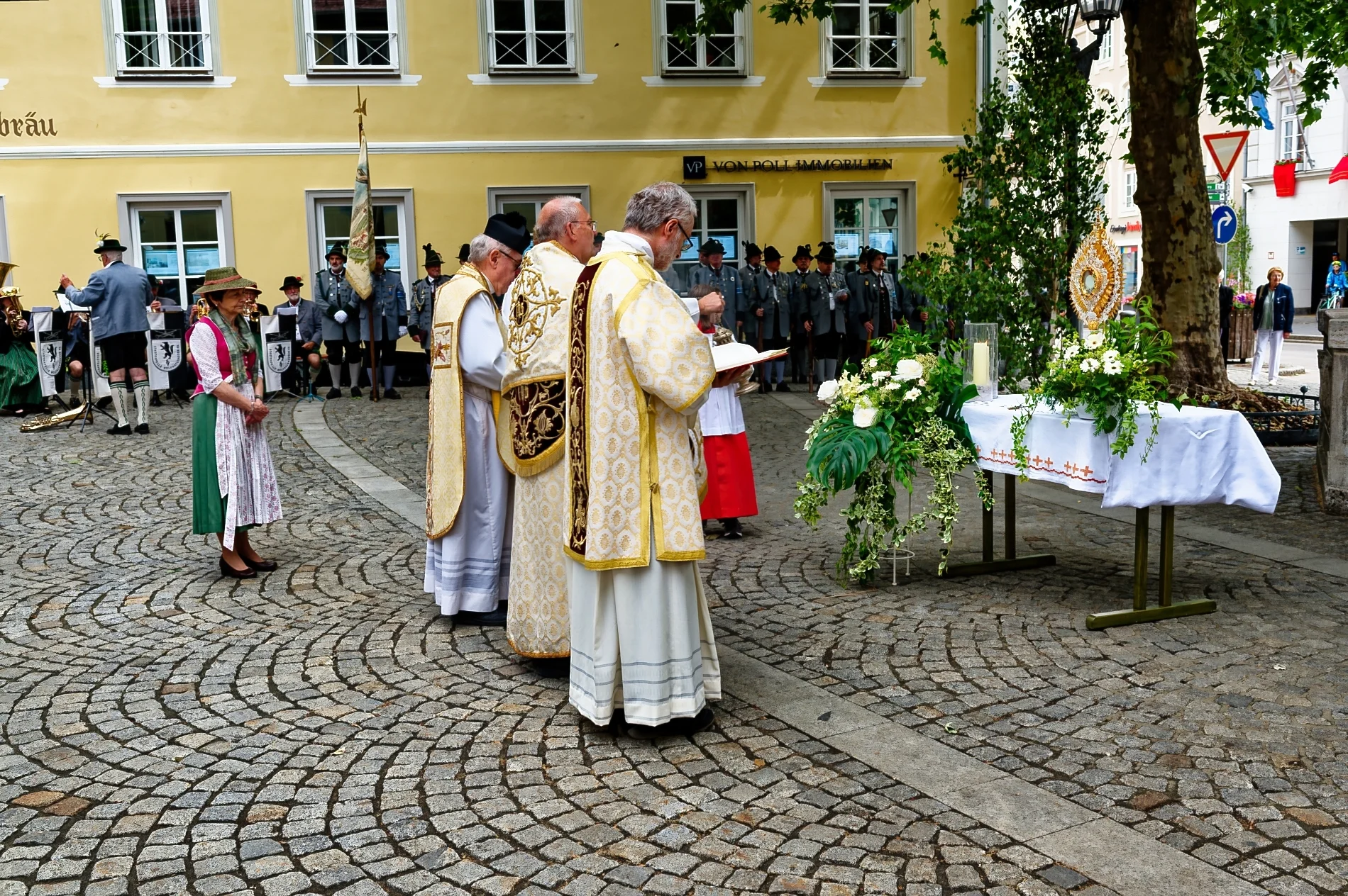 ... am Altar auf dem Marienplatz .. 
