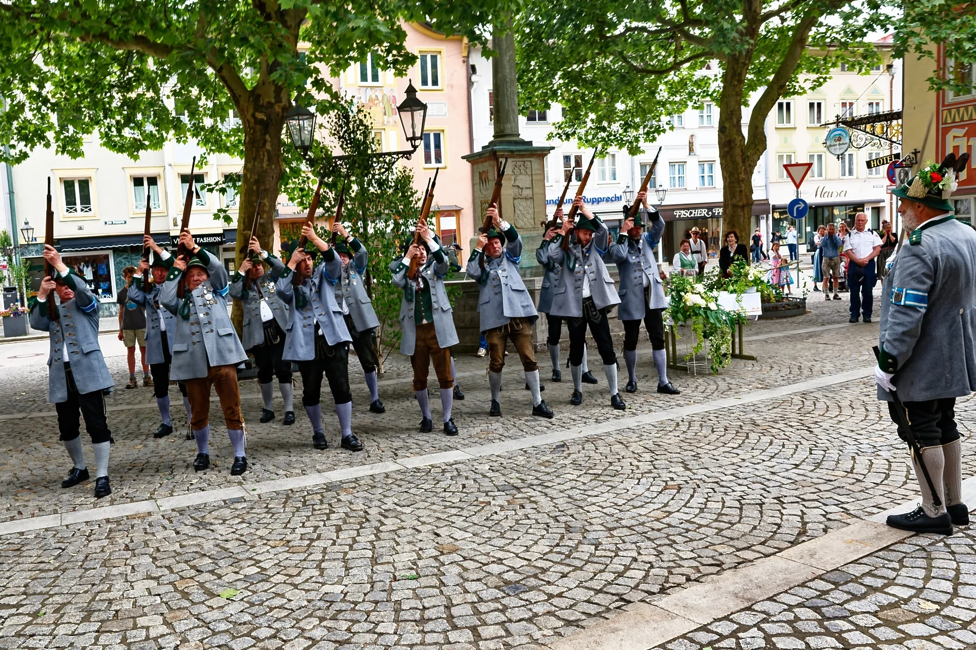 ... dem Salutschie&szlig;en 