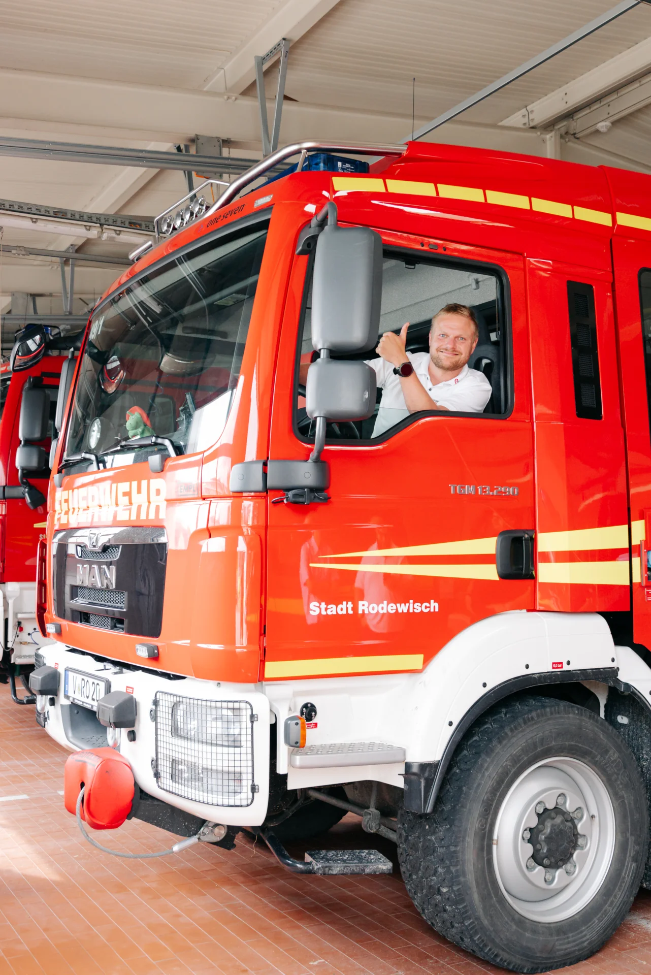 Zur Galerie: Feuerwehr Rodewisch jetzt noch smarter und sicherer / Firma Kummer erhält Förderschild 