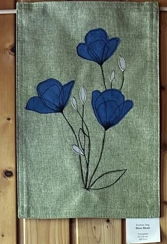 Die blaue Blume, Textilarbeit2026  (Bild vergr&ouml;&szlig;ern)