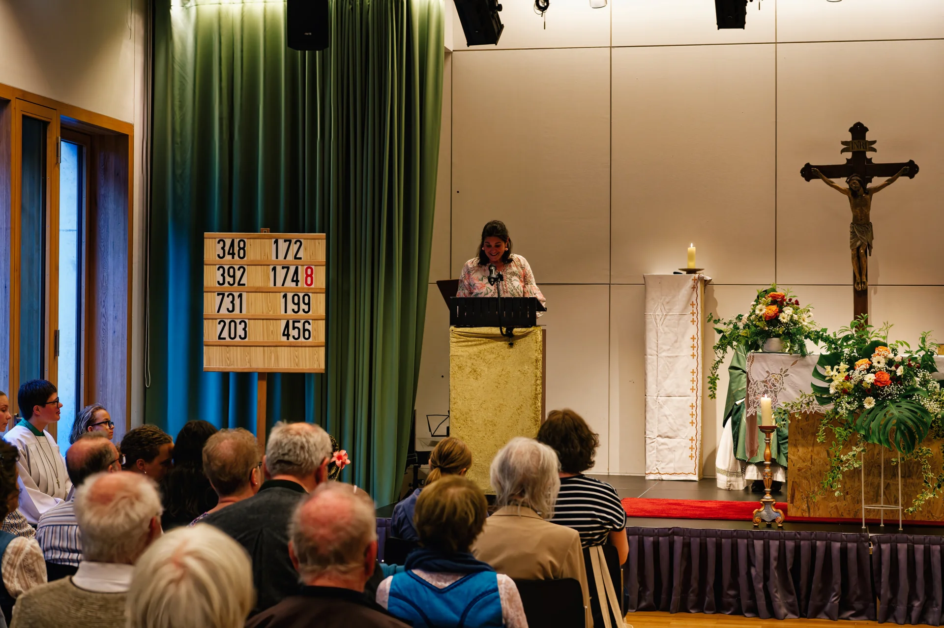 Pfarrgemeinderatsvorsitzende Barbara Holthaus h&auml;lt die Laudatio. 