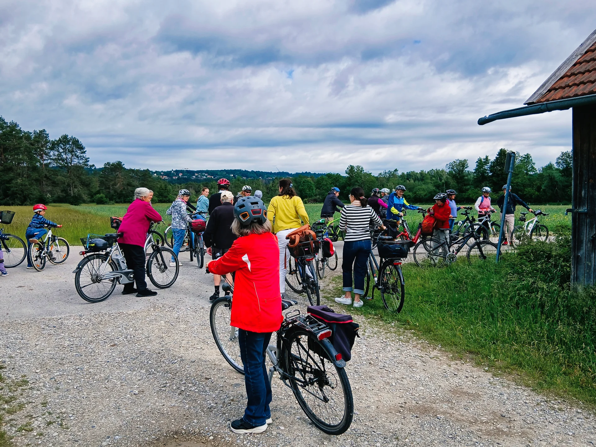Gut 20 Radler starteten mit dem Rad zur Sternwallfahrt nach Kloster Sch&auml;ftlarn. 