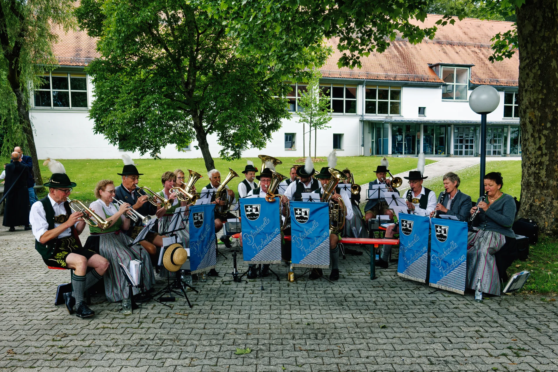 Blaskapelle Irschenhausen spielt zum Mittagstisch. 