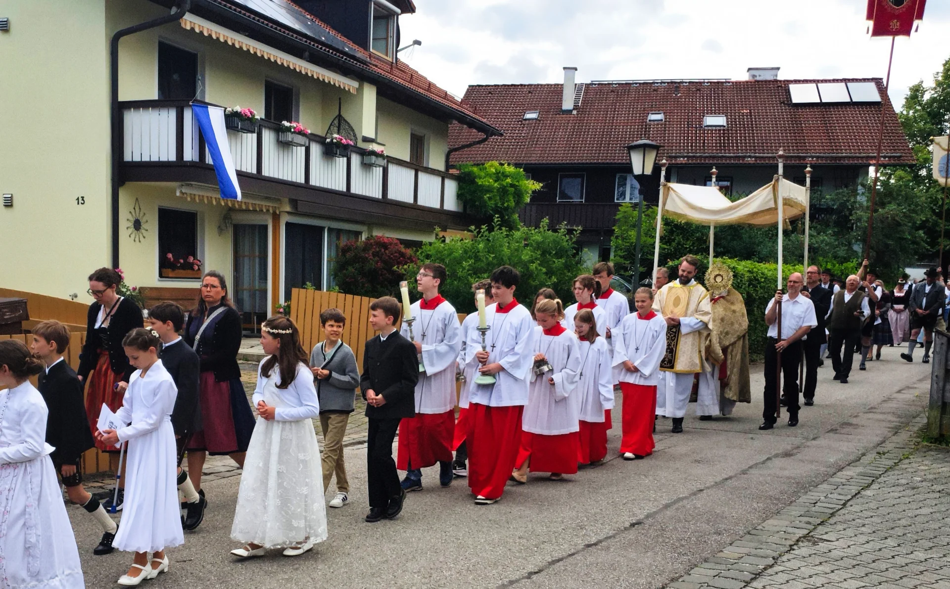 Die Prozession nimmt seinen Lauf. 