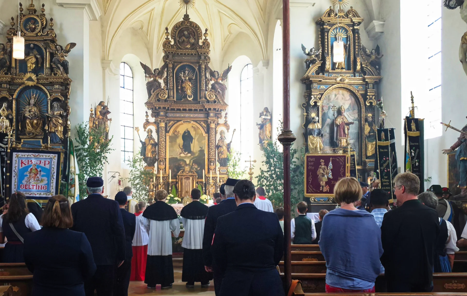 Zur&uuml;ck in der Kirche 