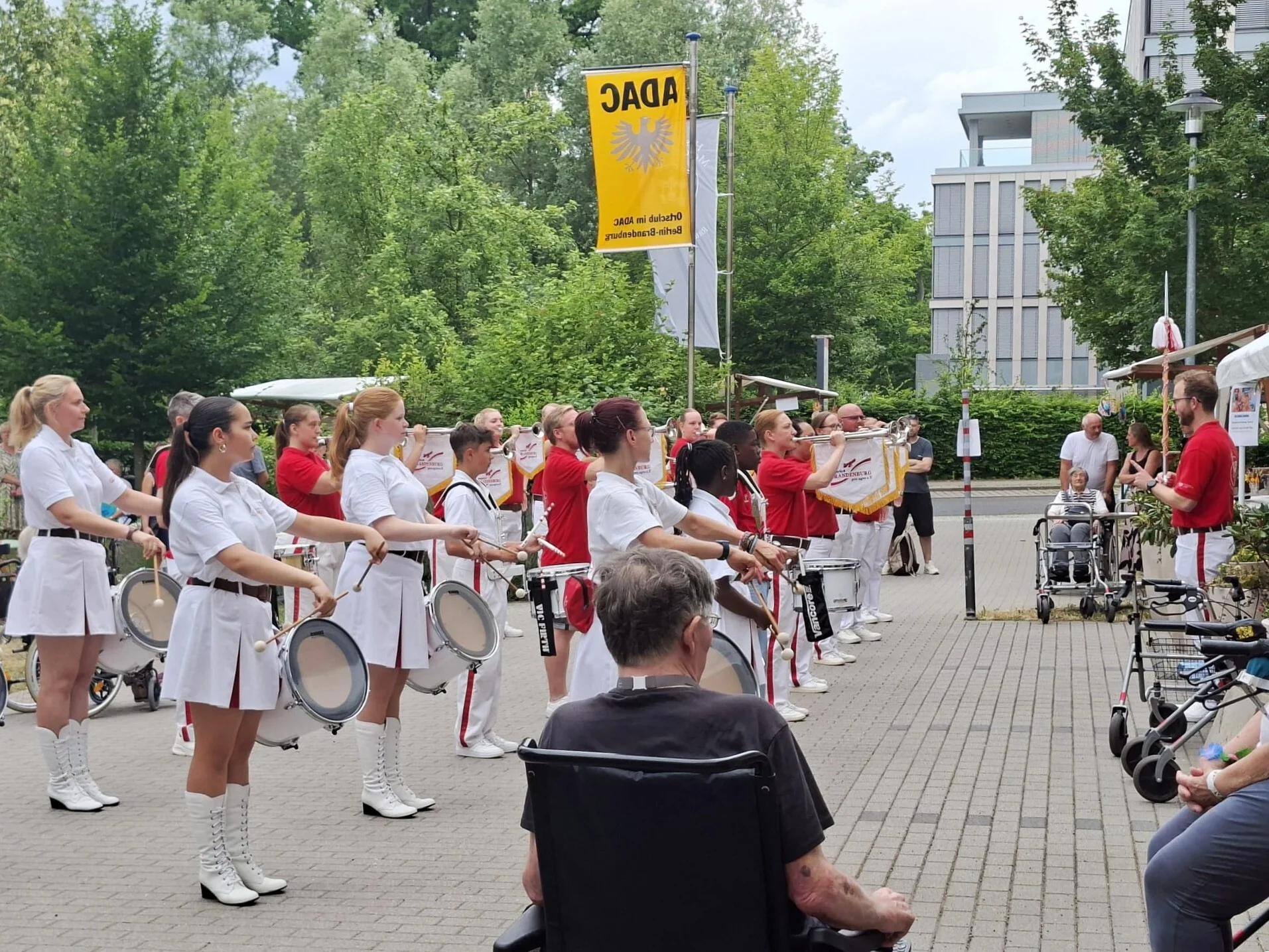 Foto der Galerie: 20.06.2026 - Ein Wiedersehen, das von Herzen kommt – Sommerfest im Vitanas Seniorenzentrum