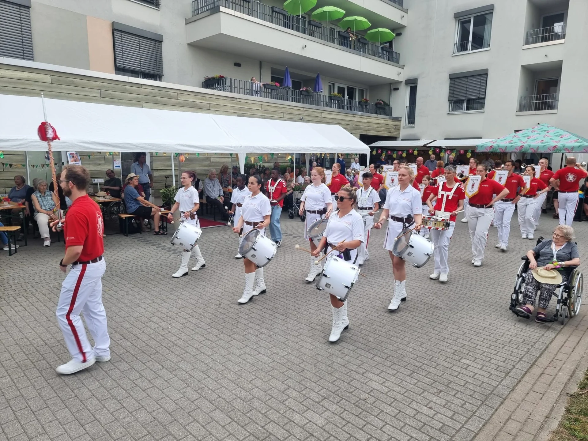 Foto der Galerie: 20.06.2026 - Ein Wiedersehen, das von Herzen kommt – Sommerfest im Vitanas Seniorenzentrum