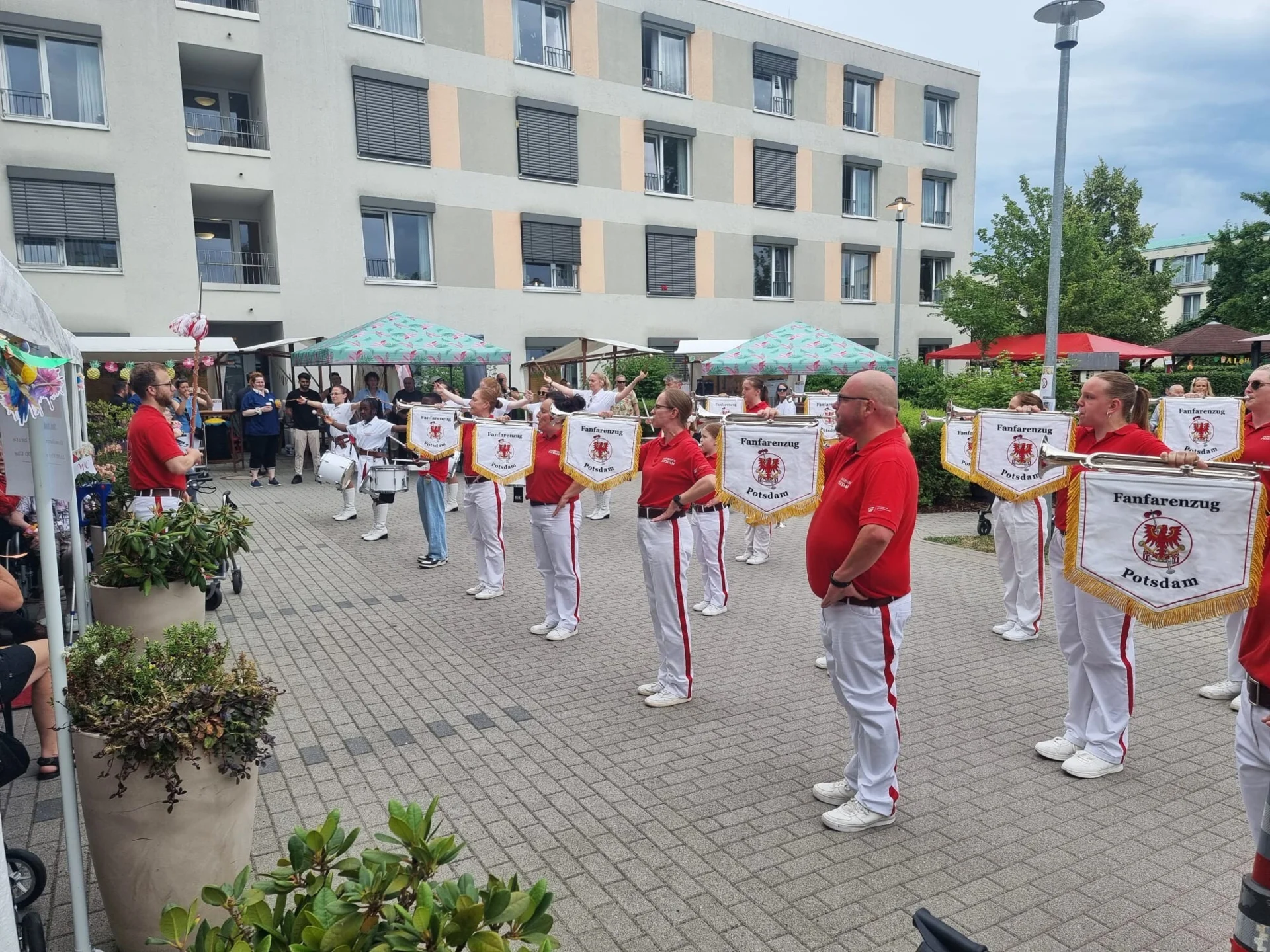 Foto der Galerie: 20.06.2026 - Ein Wiedersehen, das von Herzen kommt – Sommerfest im Vitanas Seniorenzentrum