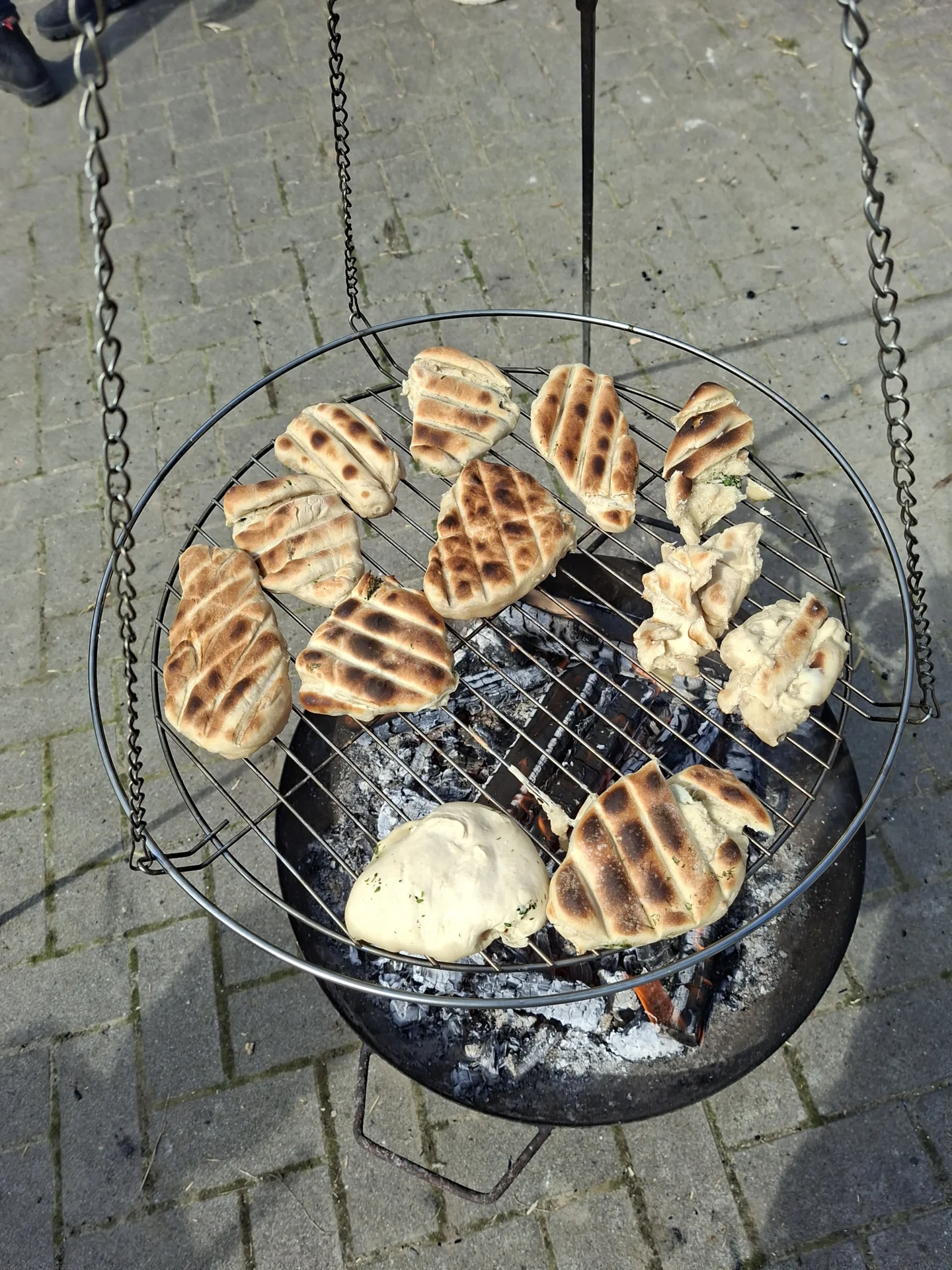 Zur Galerie: Auf dem Bauernhof in der Lagerfeuerküche