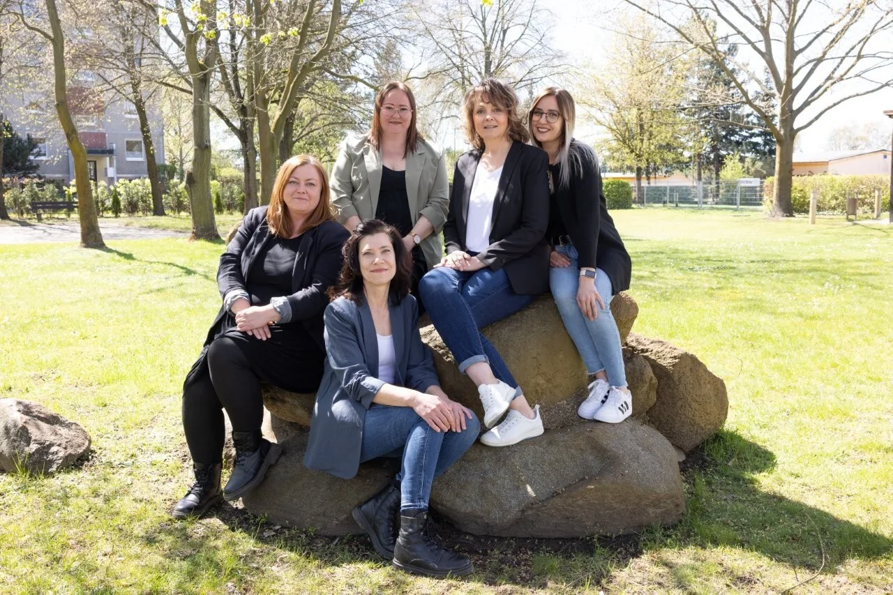 Bild: v.l.n.r. Frau Lubkoll (Gruppenleitung Gruppe Gelb), Frau Herrmann (unten, Gruppenleitung Gruppe Blau), Frau Stockhaus (Gruppenleitung Gruppe Grün), Frau Döbrich (Gruppenleitung Gruppe Rot), Frau Kaiser (Gruppenleitung Tagesstätte)