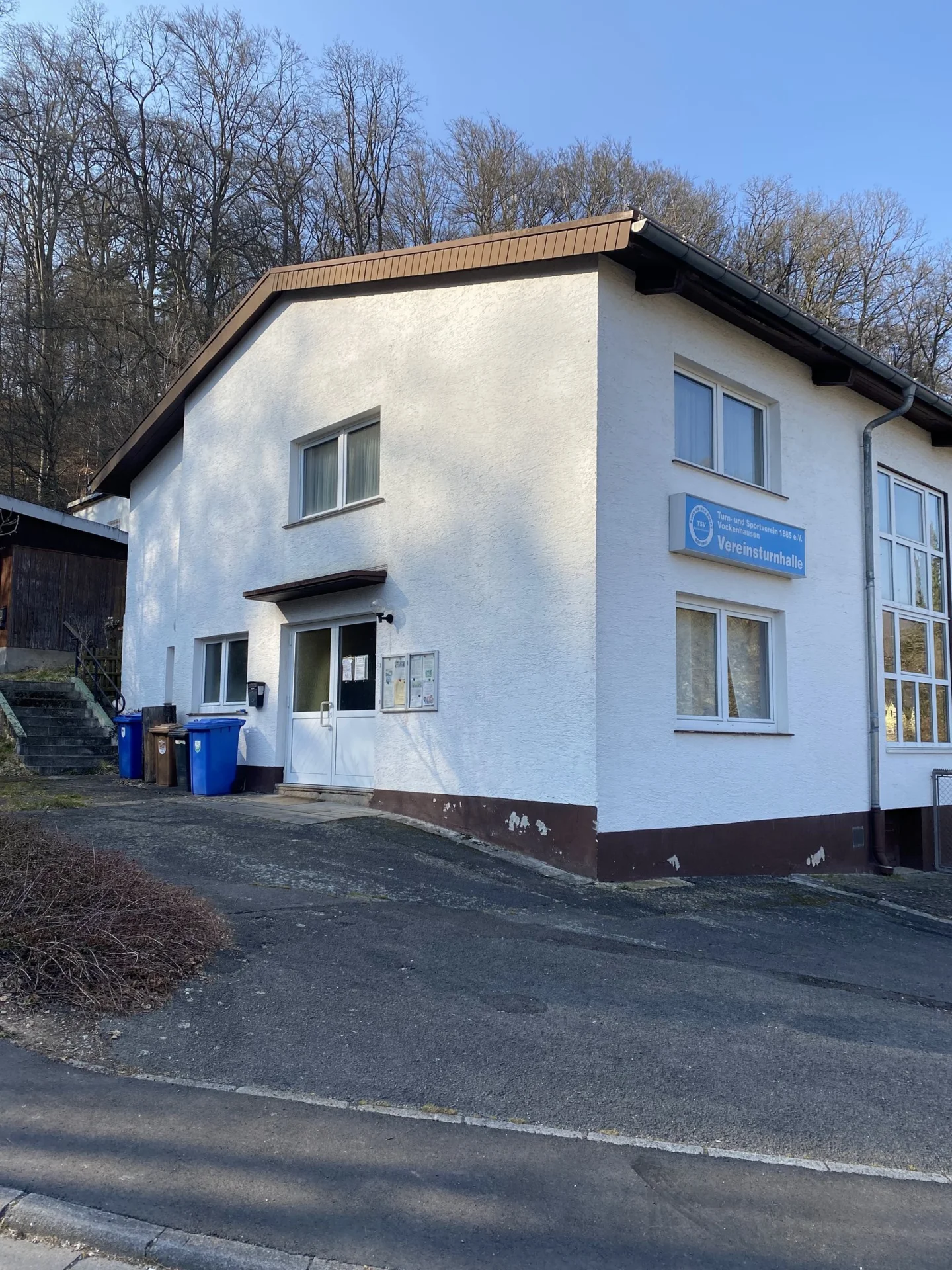 Turnhallen-Eingang  (Bild vergr&ouml;&szlig;ern)