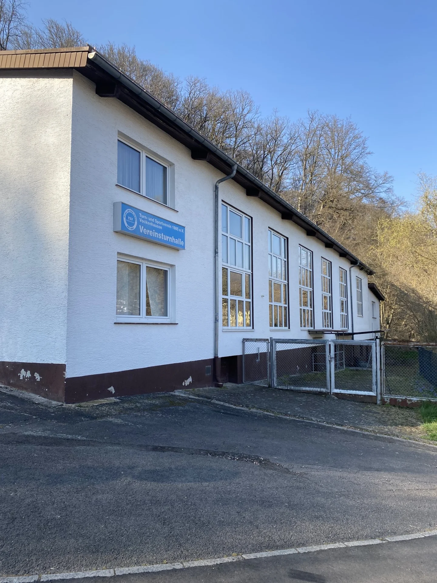 Fensterfront der Turnhalle  (Bild vergr&ouml;&szlig;ern)