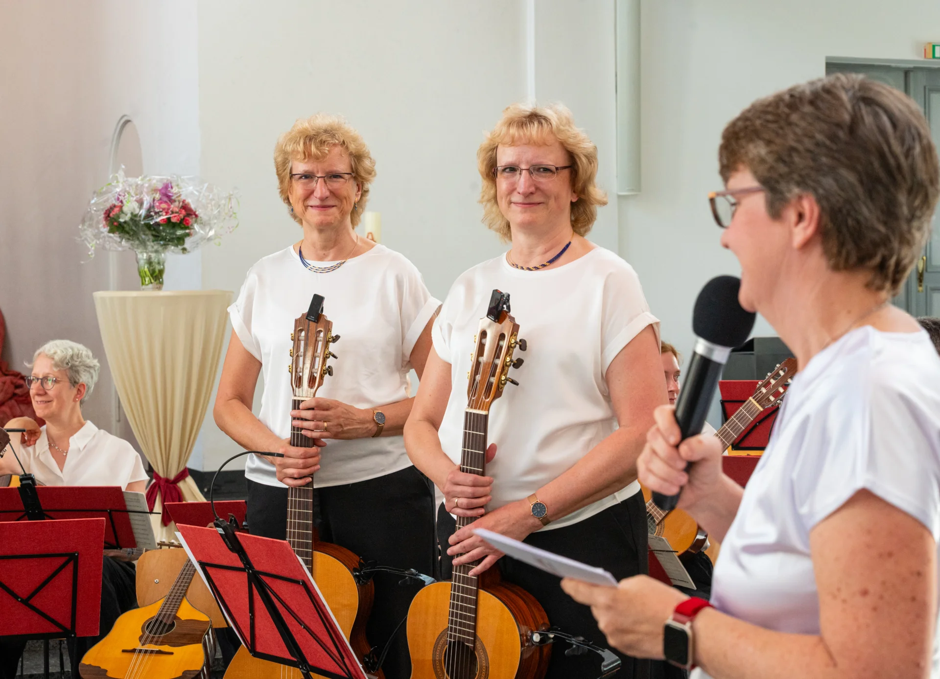 Geschwister auf der B&uuml;hne.  (Bild vergr&ouml;&szlig;ern)