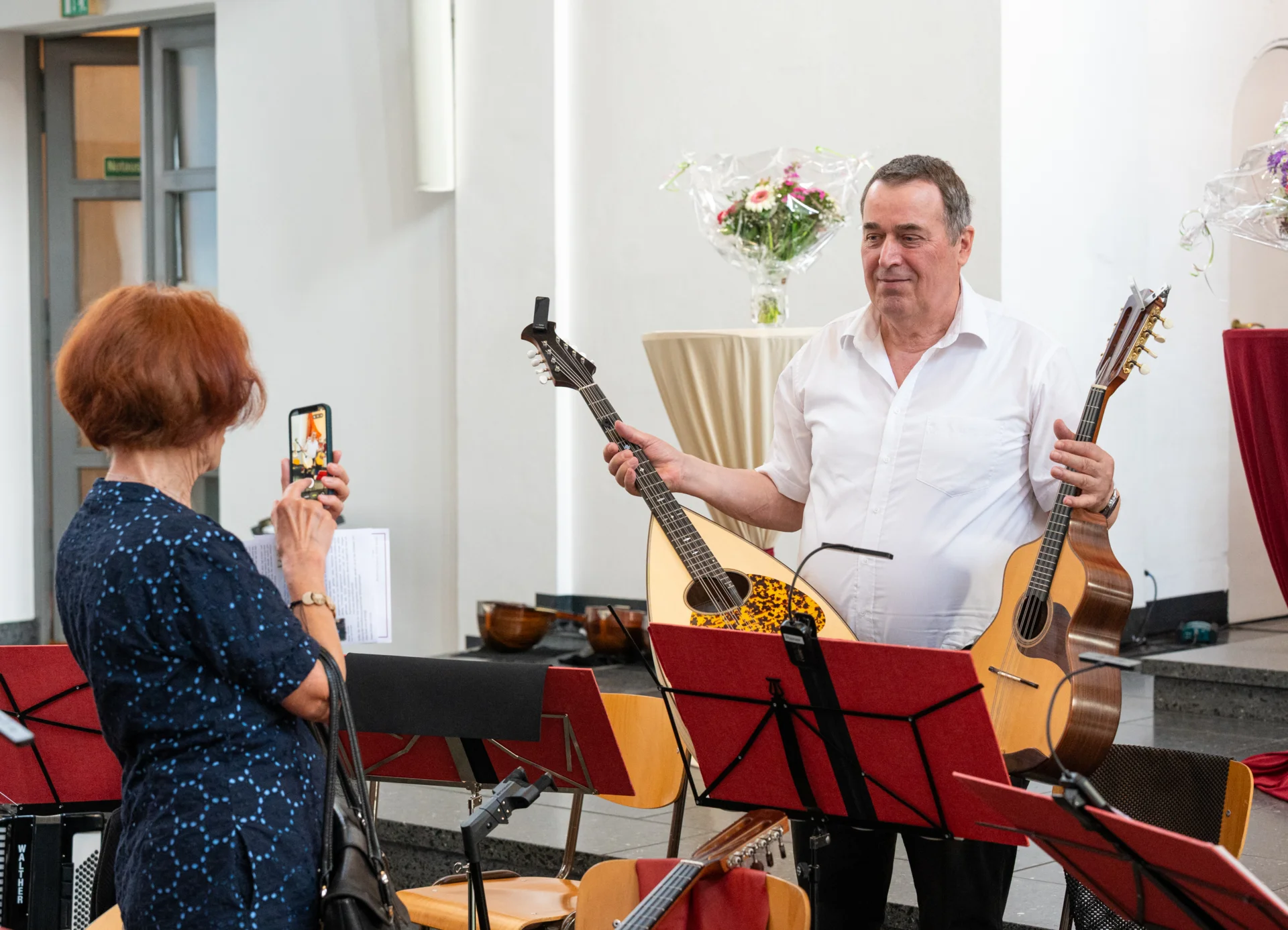 Mandola und Mandoloncello  (Bild vergr&ouml;&szlig;ern)