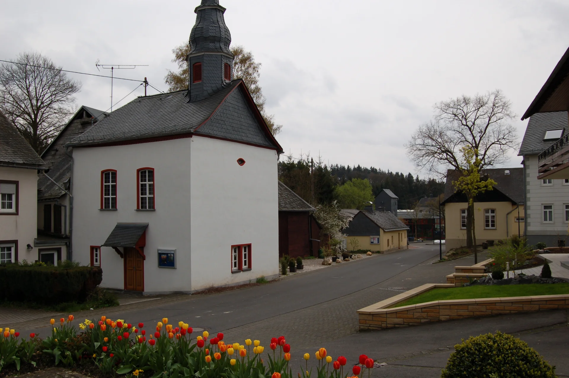 Bild: Niederkumbd Dorfmittelpunkt mit kleiner Kapelle