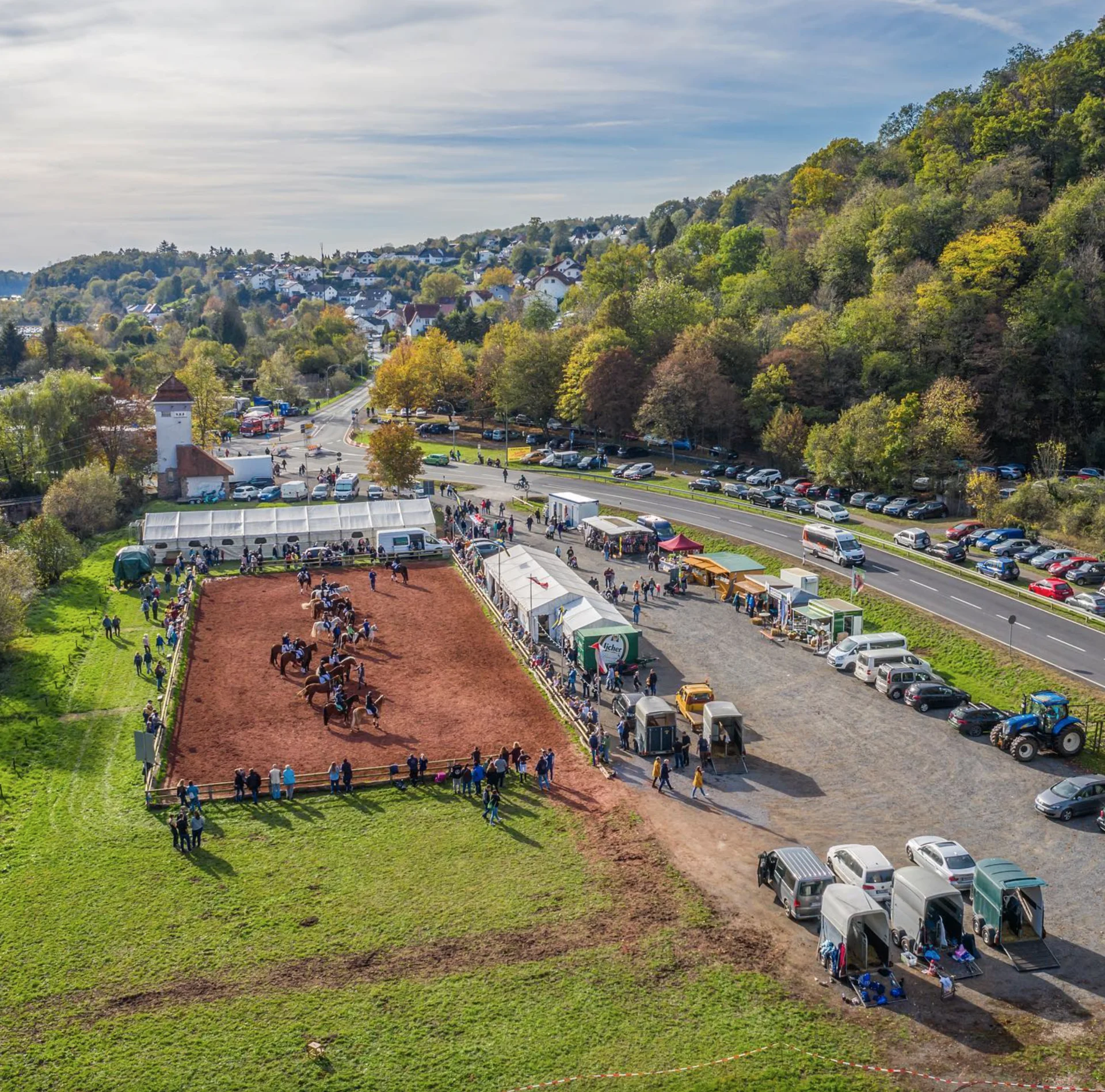 Der Reitplatz von oben  (Bild vergr&ouml;&szlig;ern)