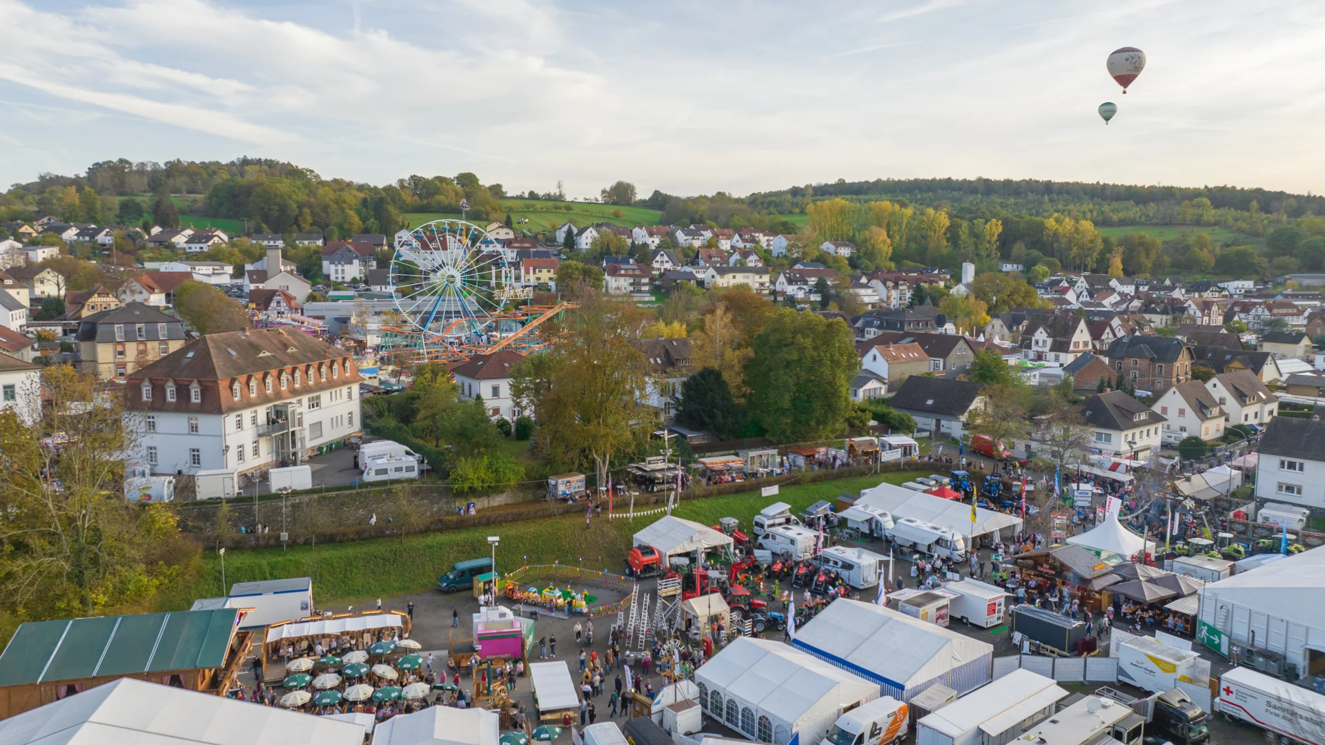 Blick auf das Messegel&auml;nde und die Leistungsschau  (Bild vergr&ouml;&szlig;ern)