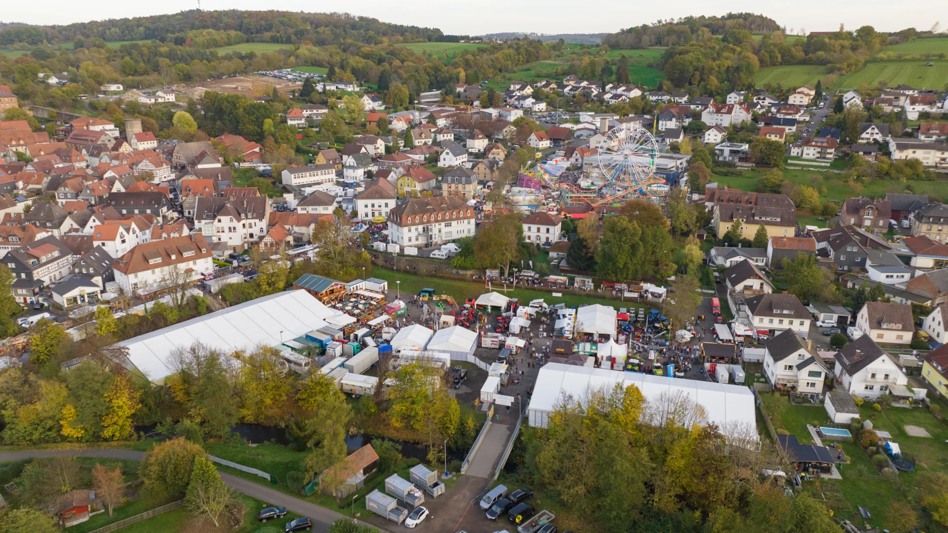 Blick auf das Messegel&auml;nde und die Leistungsschau  (Bild vergr&ouml;&szlig;ern)