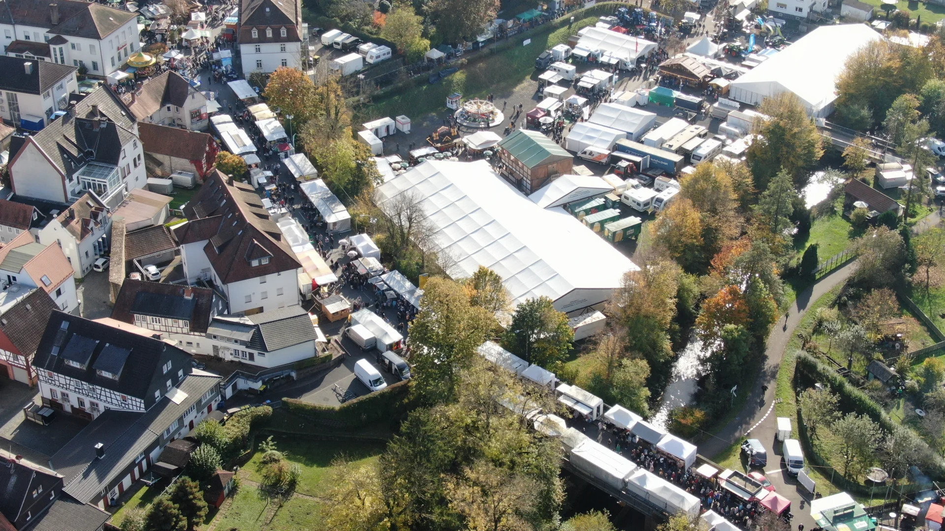 Blick auf das Messegel&auml;nde und die Leistungsschau  (Bild vergr&ouml;&szlig;ern)