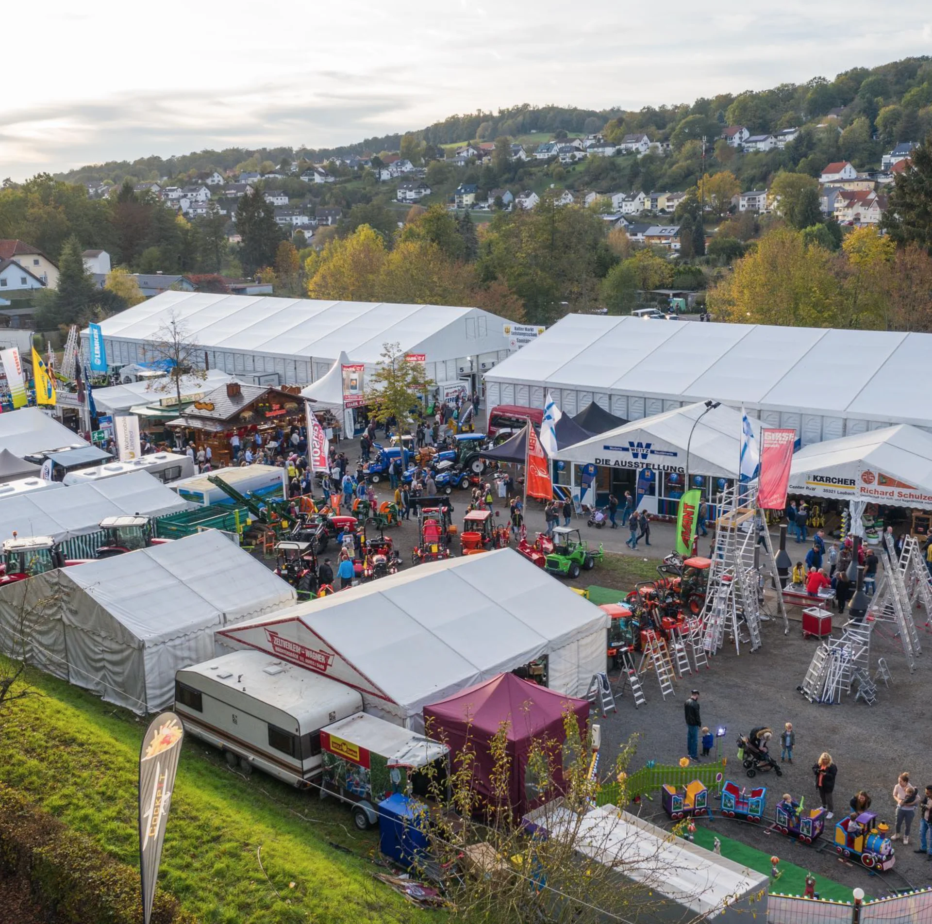 Blick auf das Messegel&auml;nde und die Leistungsschau  (Bild vergr&ouml;&szlig;ern)