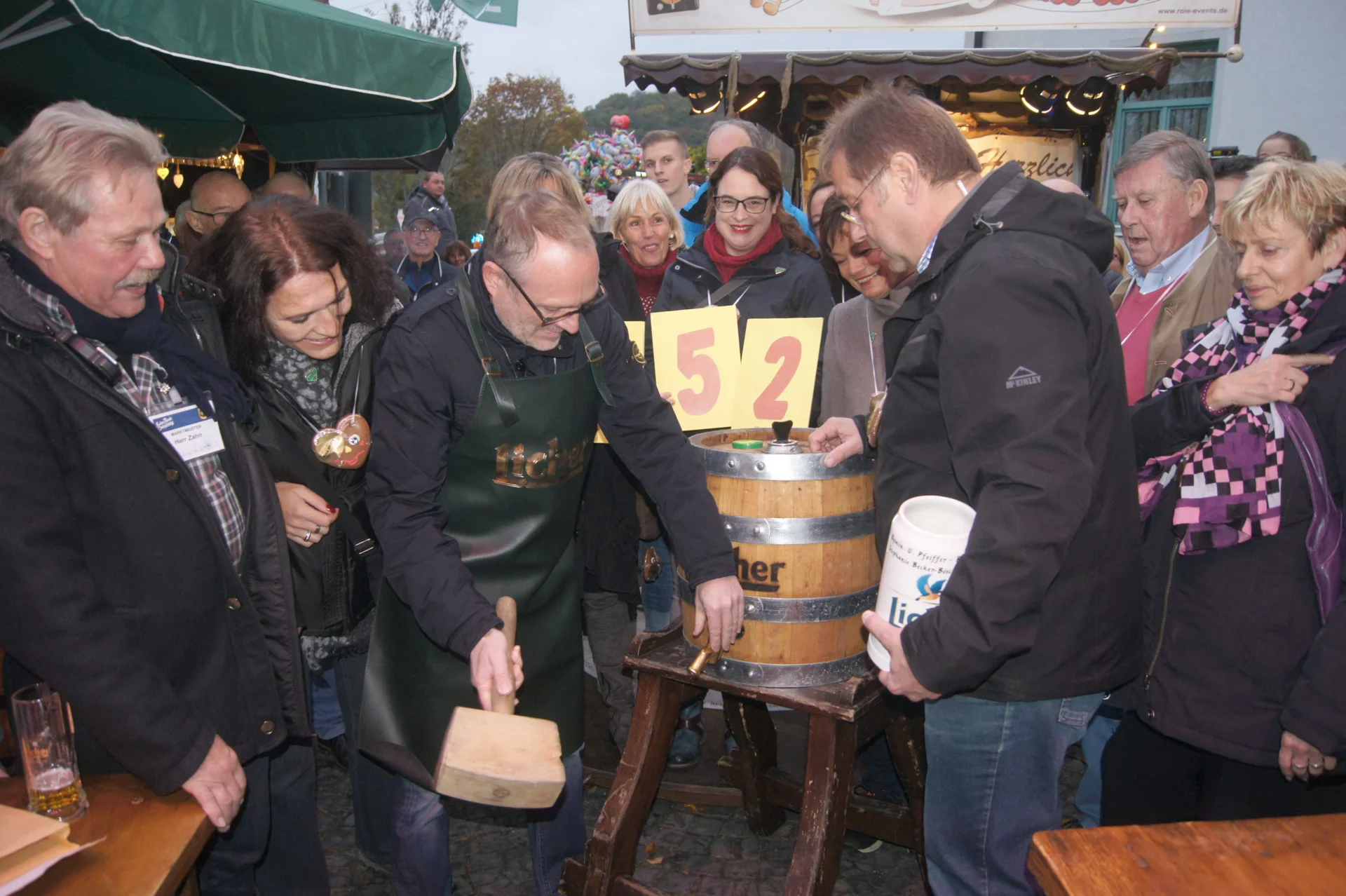 Bieranstich auf dem Carl-Fries-Platz  (Bild vergr&ouml;&szlig;ern)