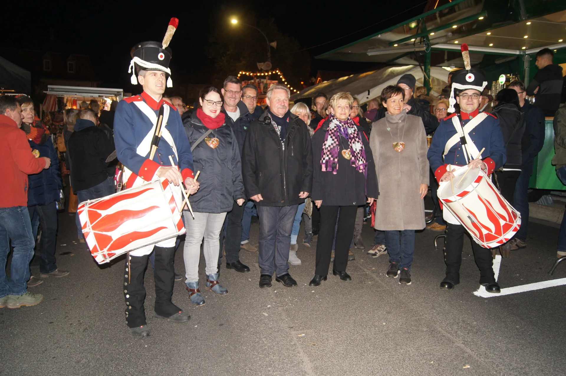 Die traditionellen Markttrommler mit einigen VIP-G&auml;sten beim Er&ouml;ffnungsumzug  (Bild vergr&ouml;&szlig;ern)