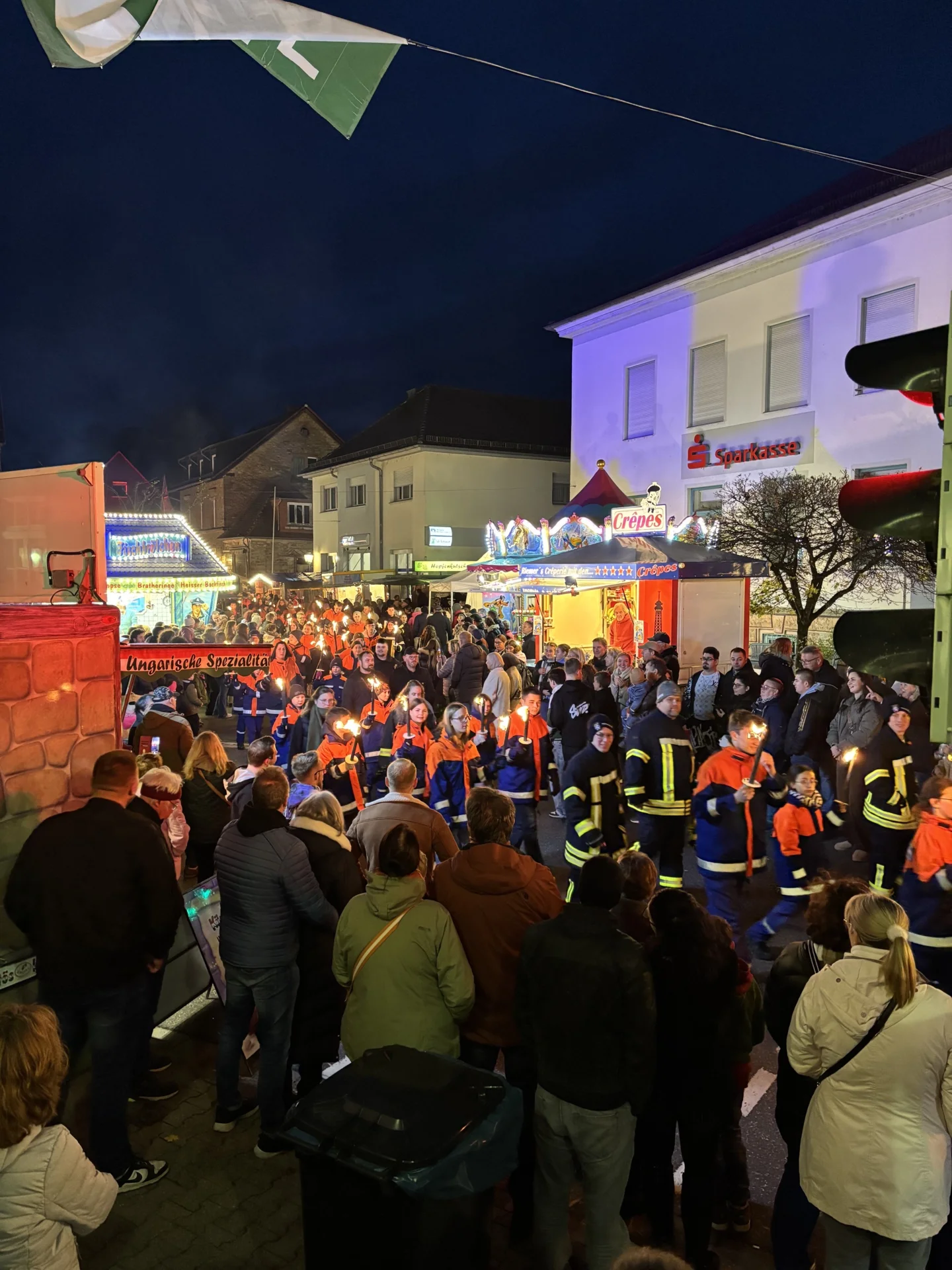 Er&ouml;ffnungs-Fackel-Umzug  (Bild vergr&ouml;&szlig;ern)