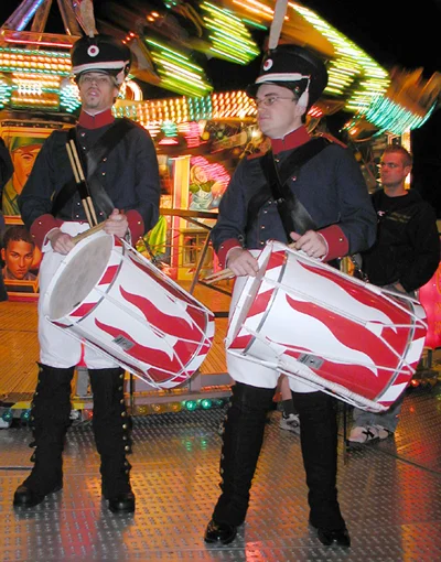 Die traditionellen Markttrommler  (Bild vergr&ouml;&szlig;ern)
