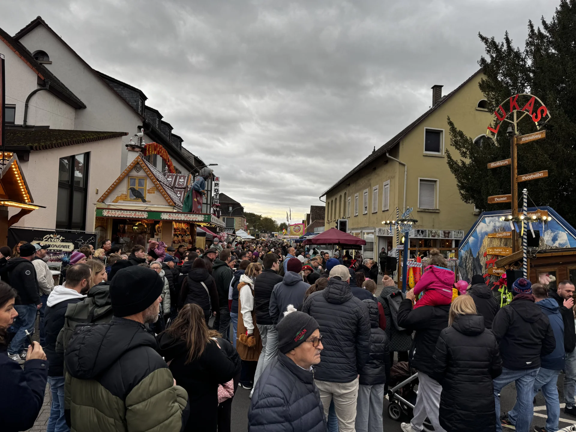 Unterwegs in den Marktstra&szlig;en  (Bild vergr&ouml;&szlig;ern)