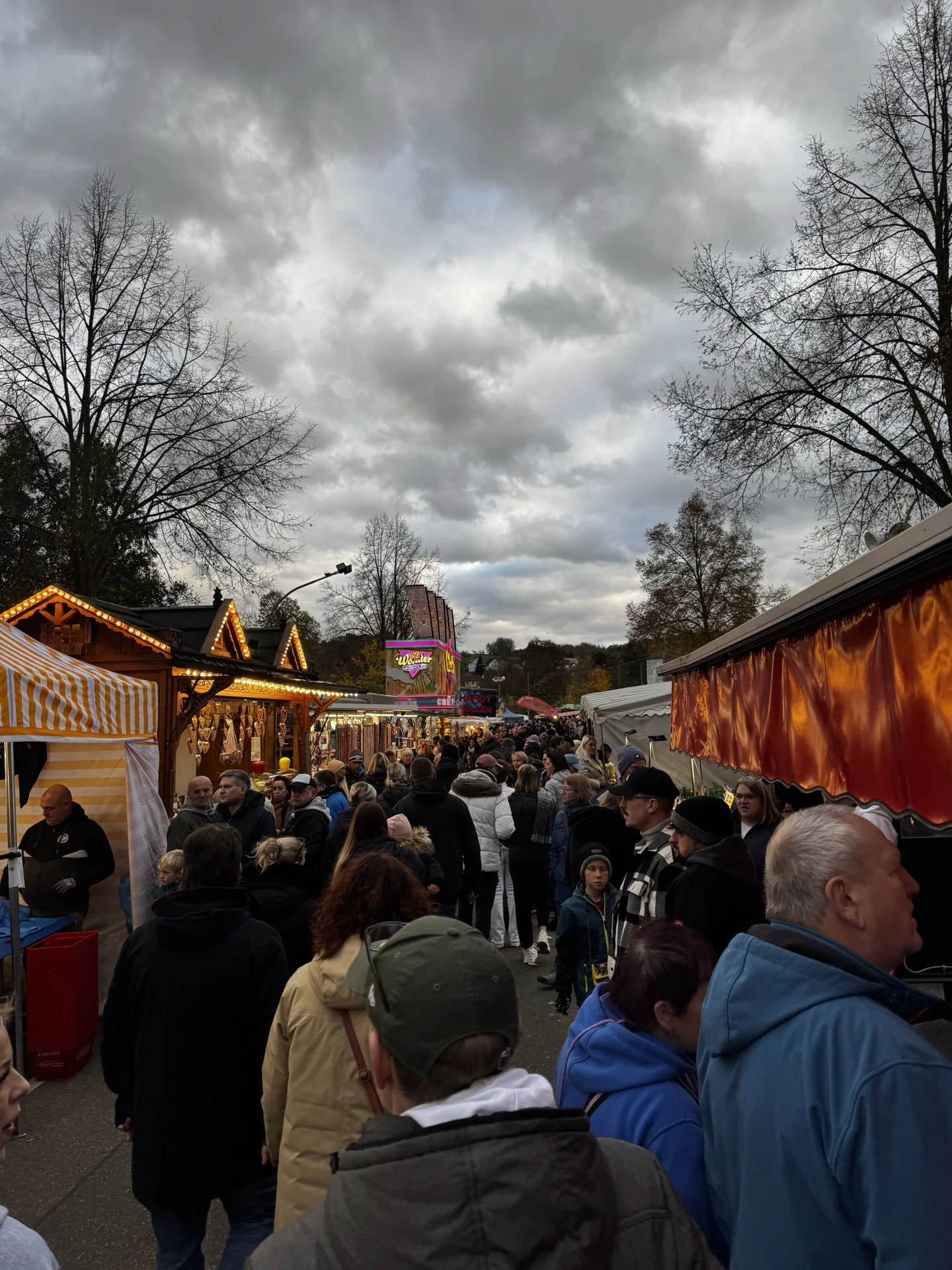 Unterwegs in den Marktstra&szlig;en  (Bild vergr&ouml;&szlig;ern)