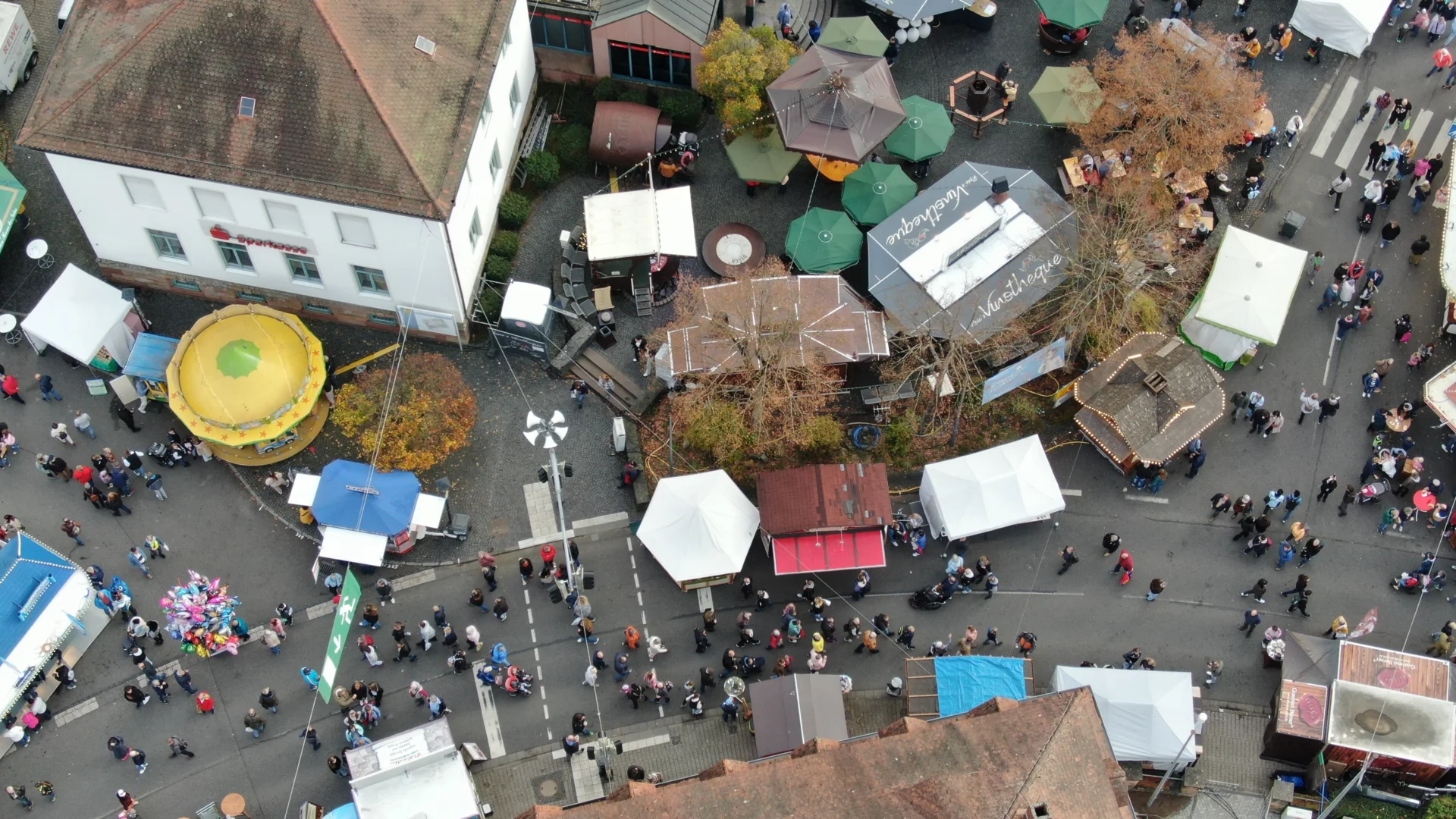 Blick von oben auf die Marktstra&szlig;en  (Bild vergr&ouml;&szlig;ern)