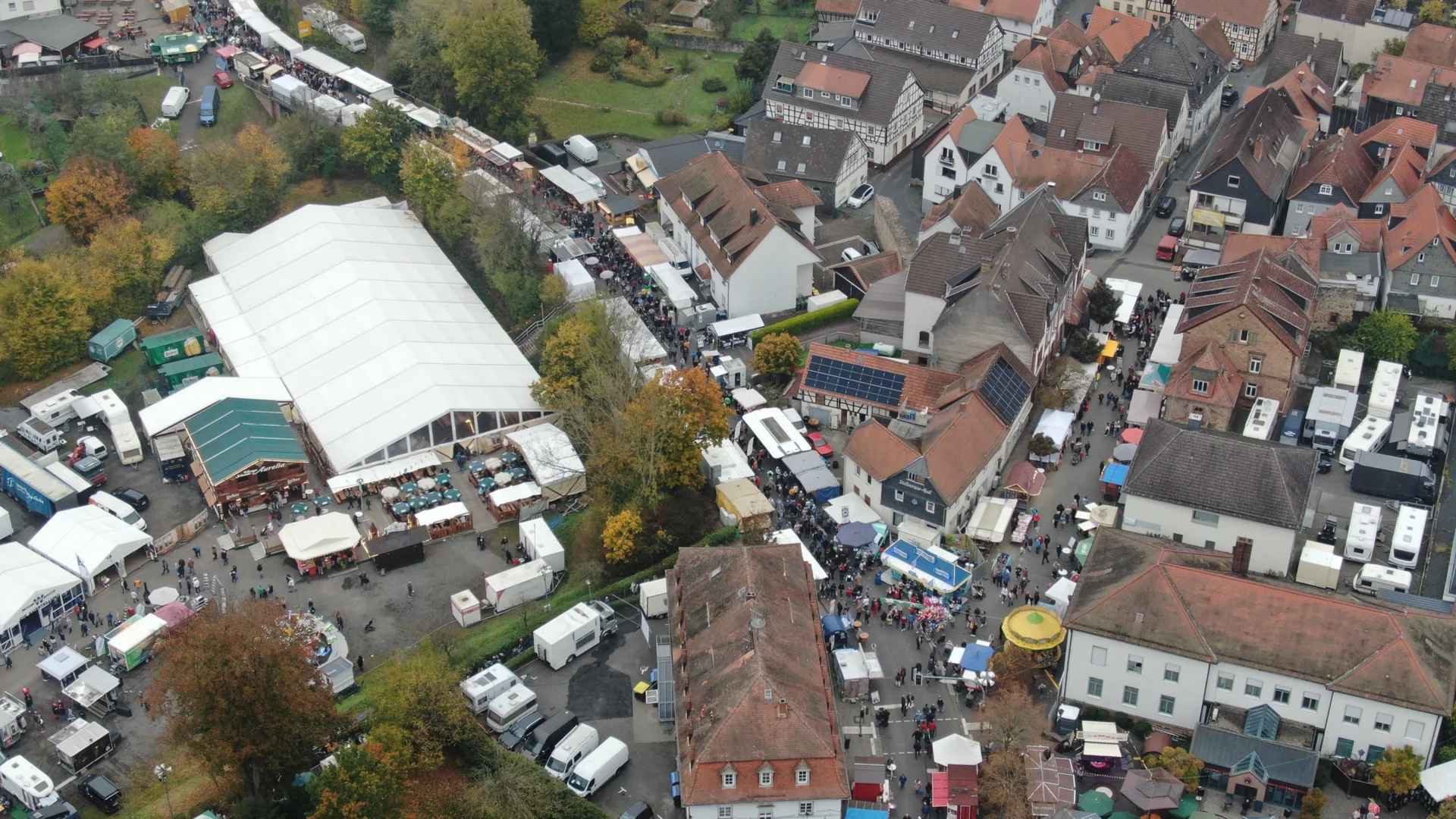 Blick von oben auf die Marktstra&szlig;en  (Bild vergr&ouml;&szlig;ern)