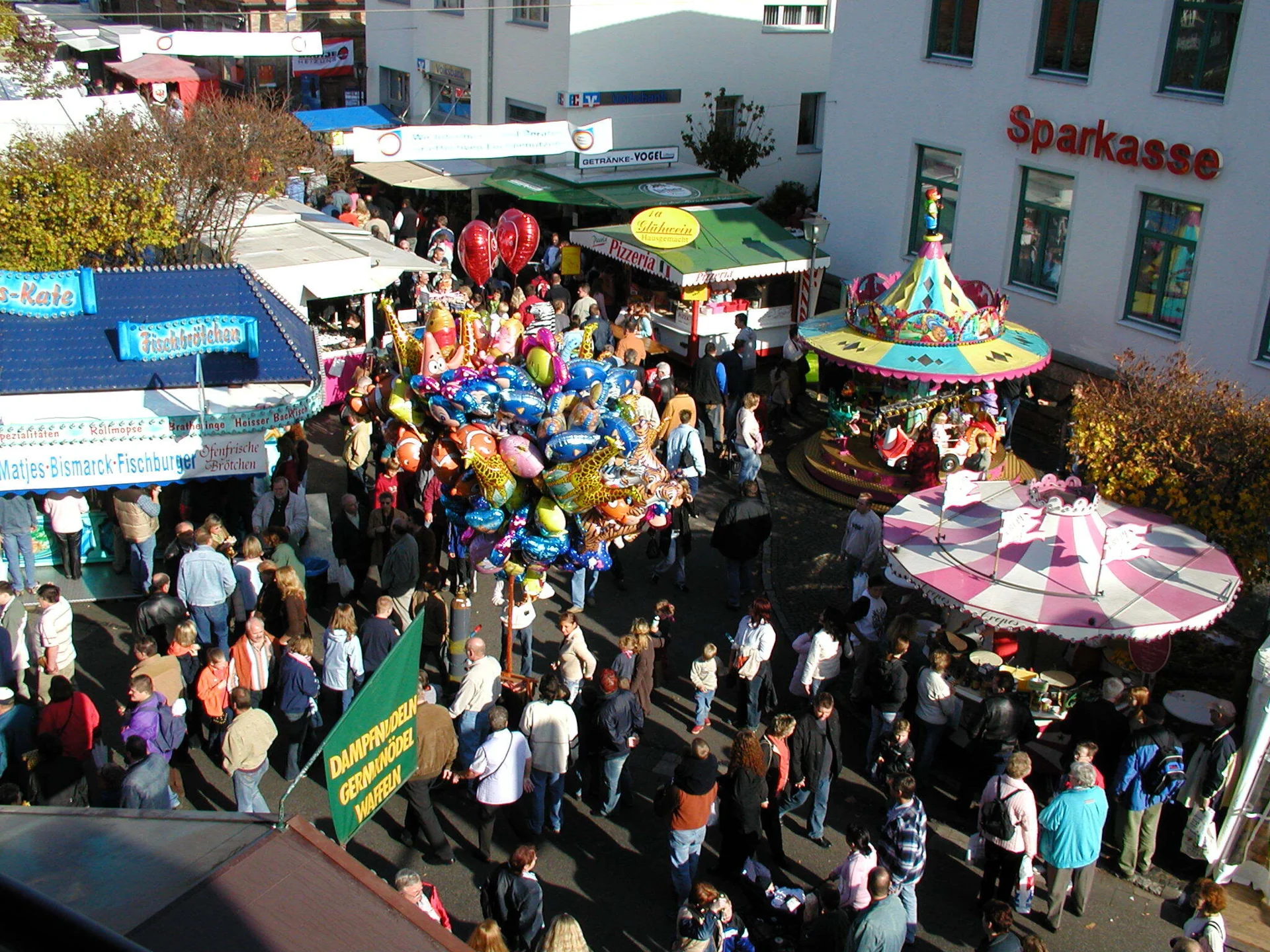 Blick von oben auf die Marktstra&szlig;en  (Bild vergr&ouml;&szlig;ern)