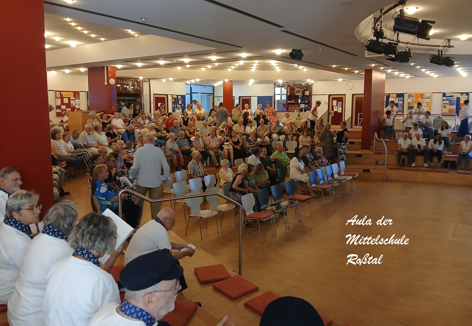 Bild: Gut besucht, die Aula, gleich geht’s los!