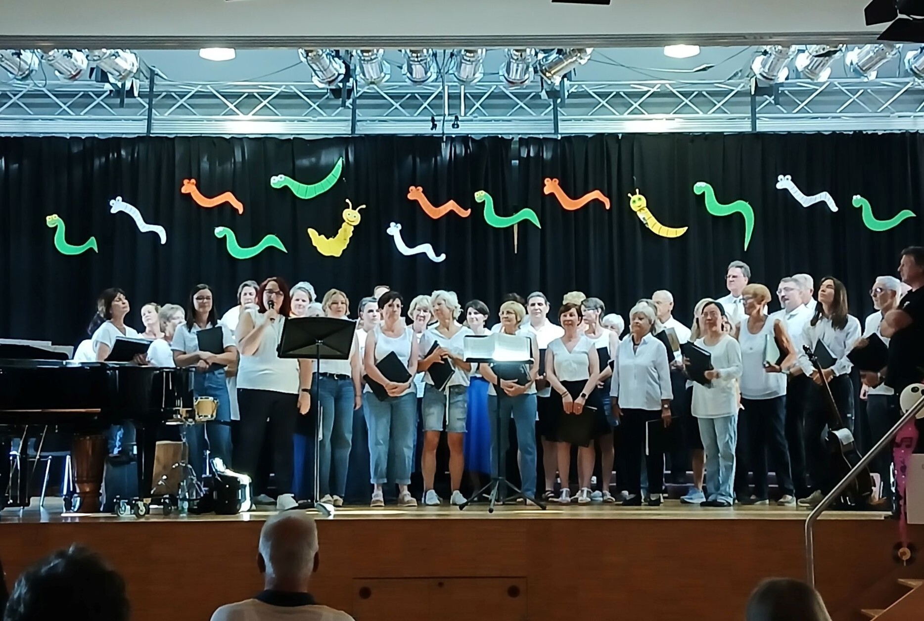 Bild: Einstimmung mit dem Lied „Nette Begegnung“, gesungen von Lyra und der Singgemeinschaft