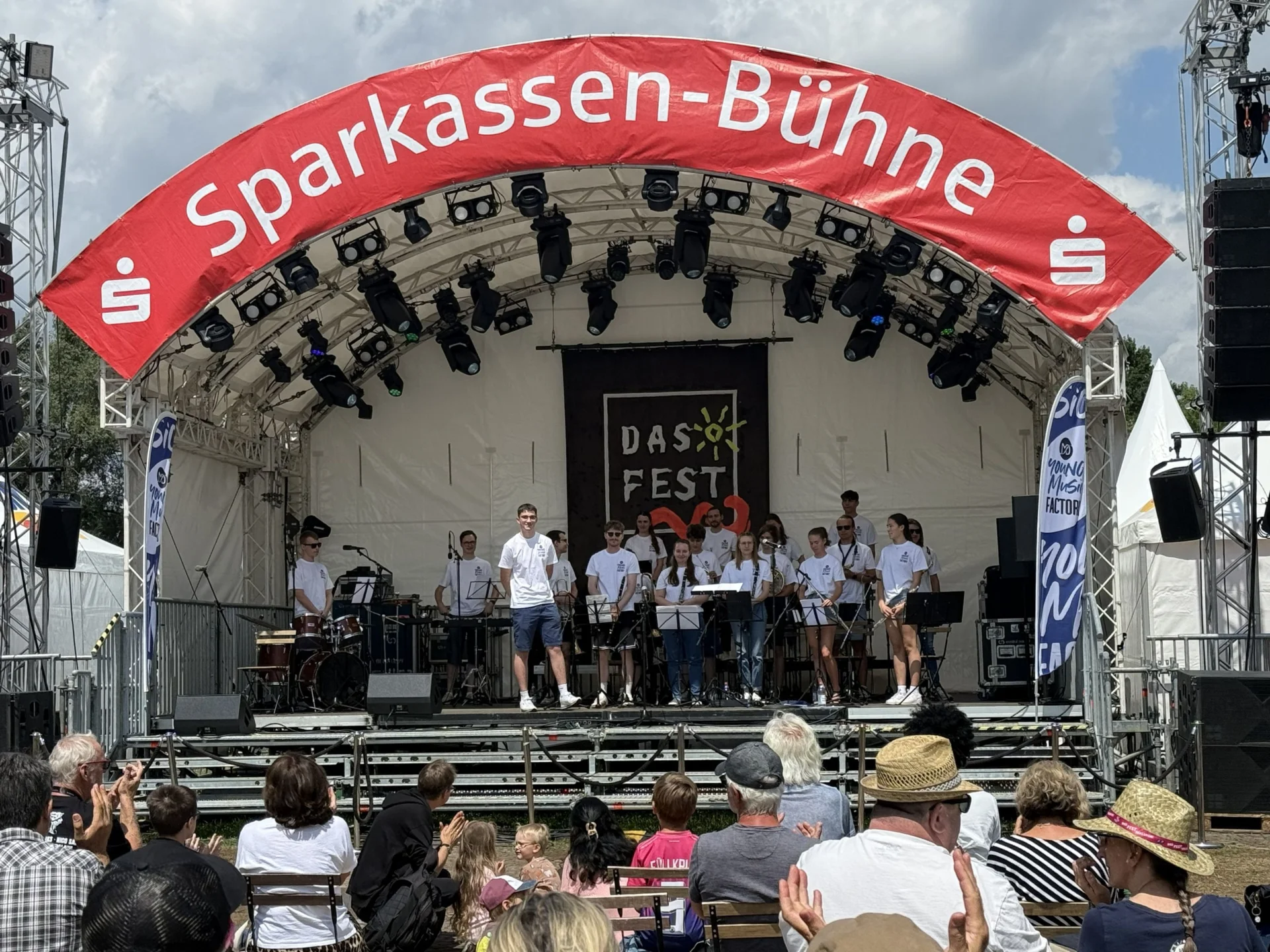 Zur Galerie: Young Music Factory rockt die Café-Bühne beim Fest am See