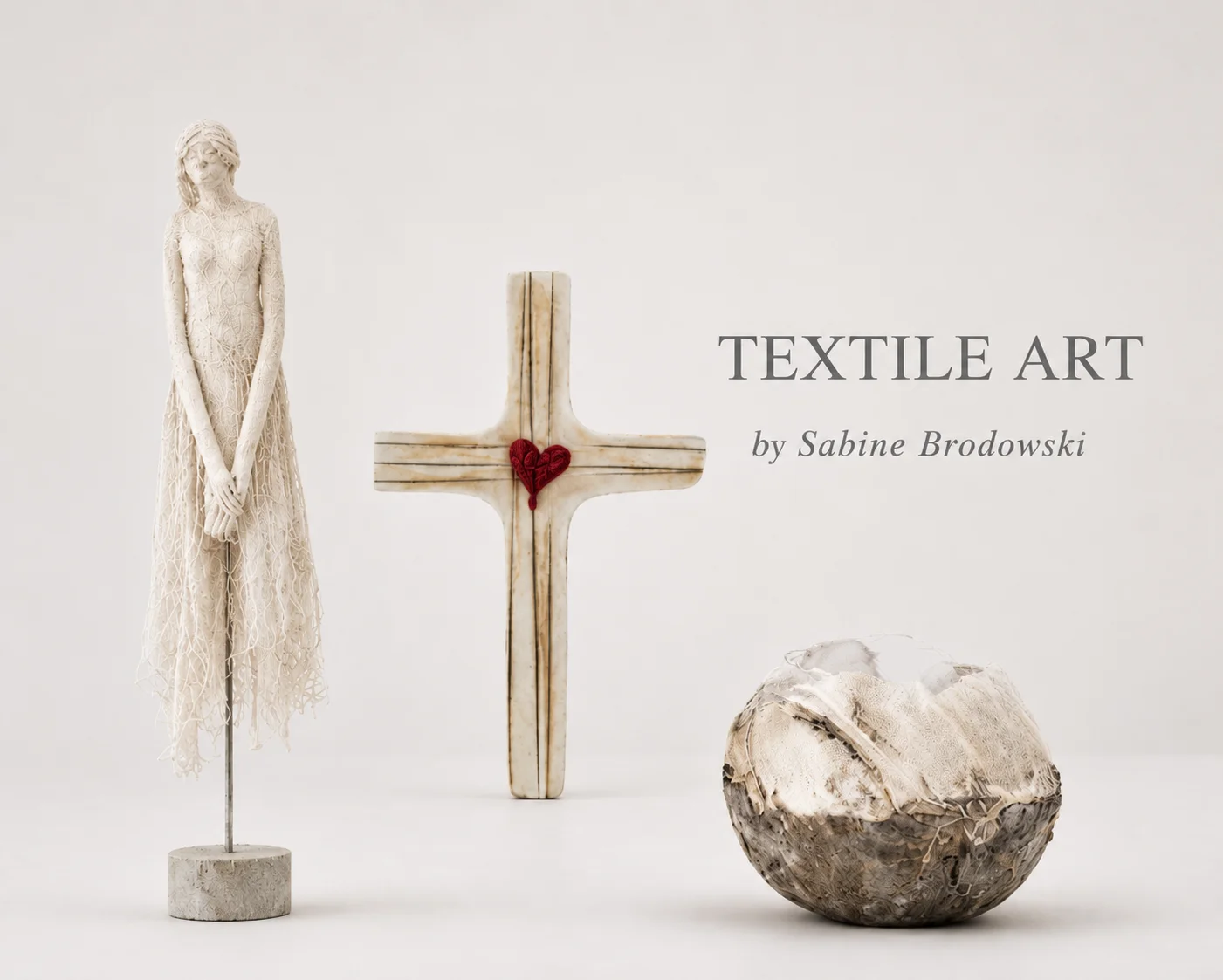 Textile Art:  Drei Arbeiten &uuml;ber Zerbrechlichkeit, Wandel und innere St&auml;rke. Weiche textile Materialien begegnen Beton, Draht, Eisen und Papier &mdash; Gegens&auml;tze, die sich verbinden und neue Geschichten entstehen lassen. Figurine: Merinowolle, Maulbeerseide, Betonfu&szlig; Gef&auml;&szlig;: Seidenfasern, Papier, Beton, Blattgold Kreuz: Merinowolle, Draht, Eisenst&auml;be, Techniken: Korrosionsverfahren, Handfilzen, Betontechnik  (Bild vergr&ouml;&szlig;ern)