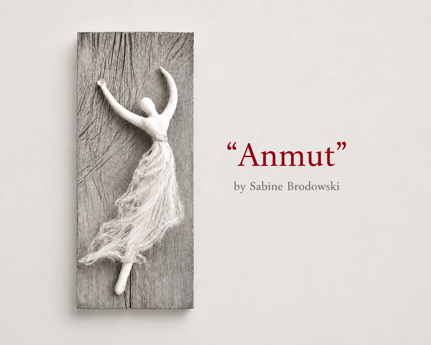 Textilobjekt &bdquo;Anmut&ldquo;:  Eine filigrane Figur zwischen Leichtigkeit, Bewegung und stiller Eleganz. Die weich flie&szlig;enden Fasern verleihen dem Objekt eine schwebende, fast poetische Wirkung. Material: Schwemmholz, Merinowolle, Maulbeerseide Technik: Handfilzverfahren  (Bild vergr&ouml;&szlig;ern)